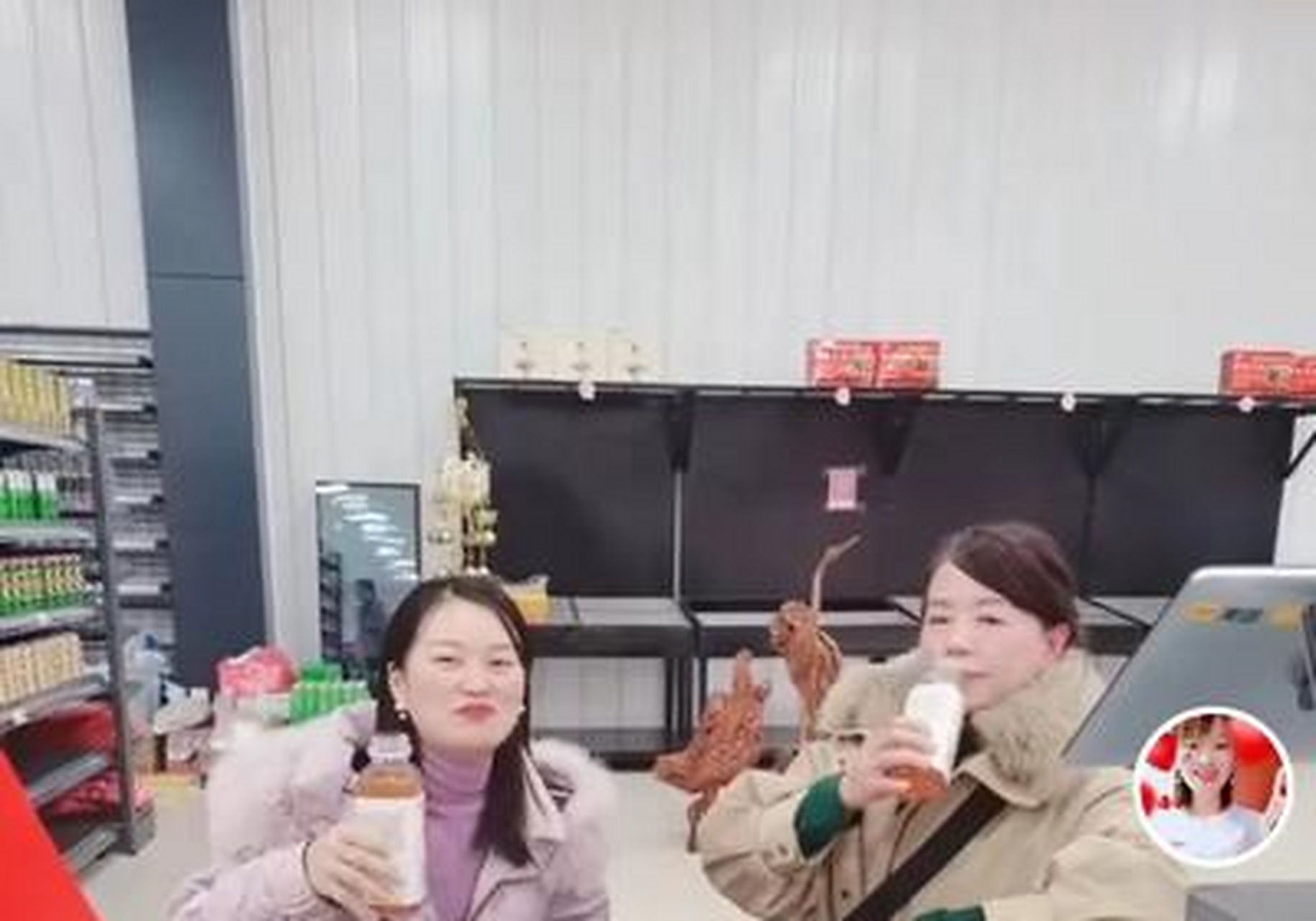 许妈的好友兼闺蜜小七和许妈一样的温柔善良,在许妈失落的时候,小七