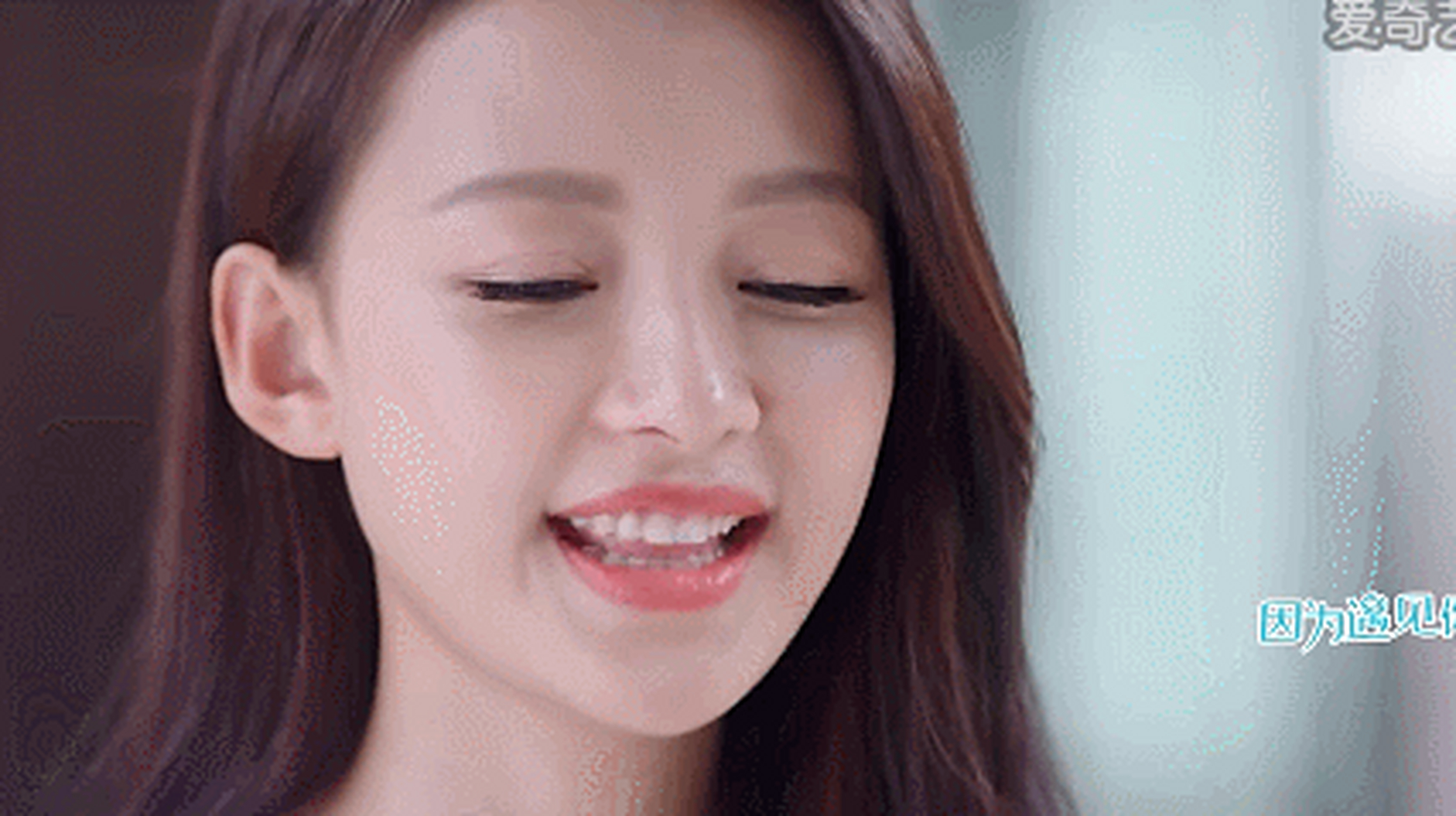 孙怡gif:孙怡笑起来眼睛宛如月牙一般,非常甜美,也正是这一笑深深的