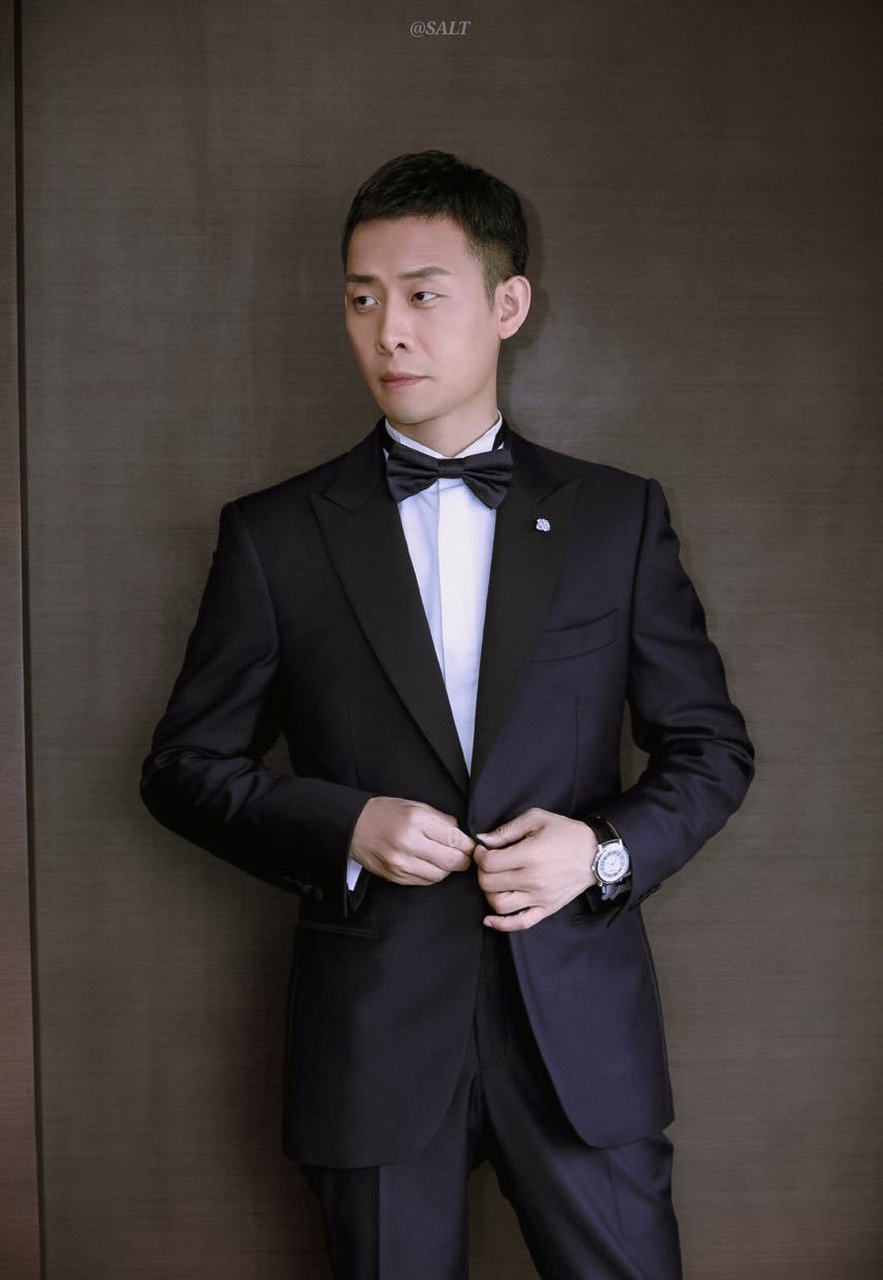 张译传西服的样子真的帅,气质一下子就凸显出来了. #张译