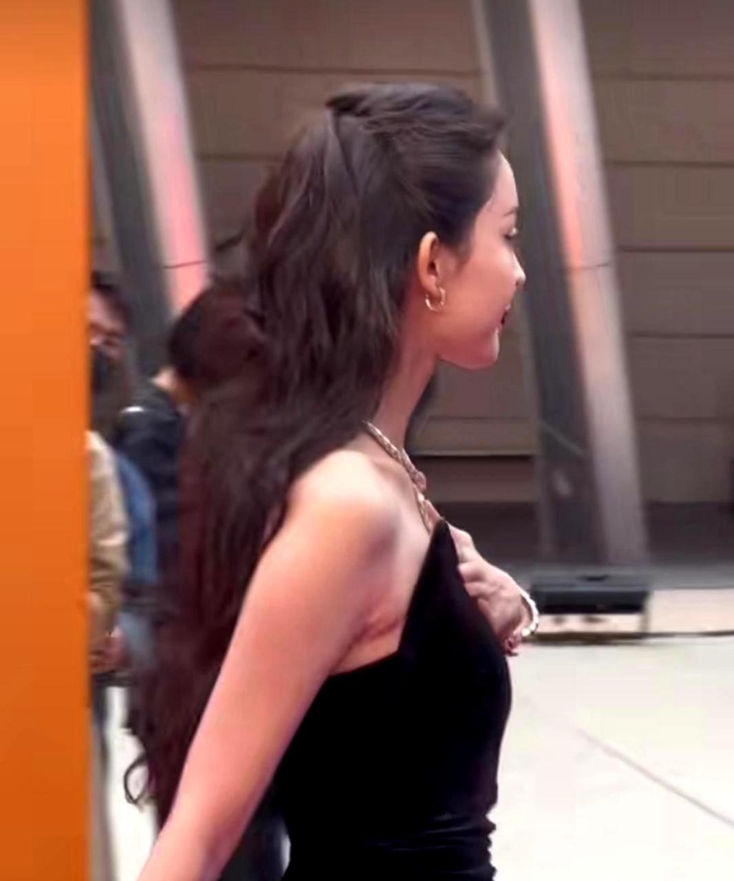 尽管古力娜扎穿着很美,但她还是选择用手捂住胸口,可能是为了避免走光