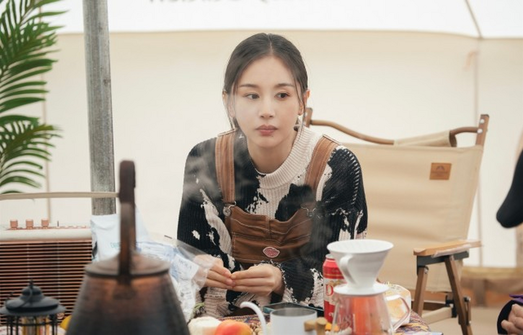王子文综艺节目中的穿搭好舒服,穿奶牛款式的宽松毛衣,既减龄又时尚