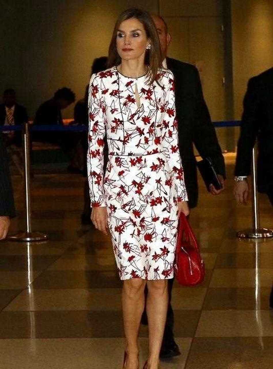 西班牙王后莱蒂齐亚是王室女性中,穿花裙子最好看的女性之一,她偏爱