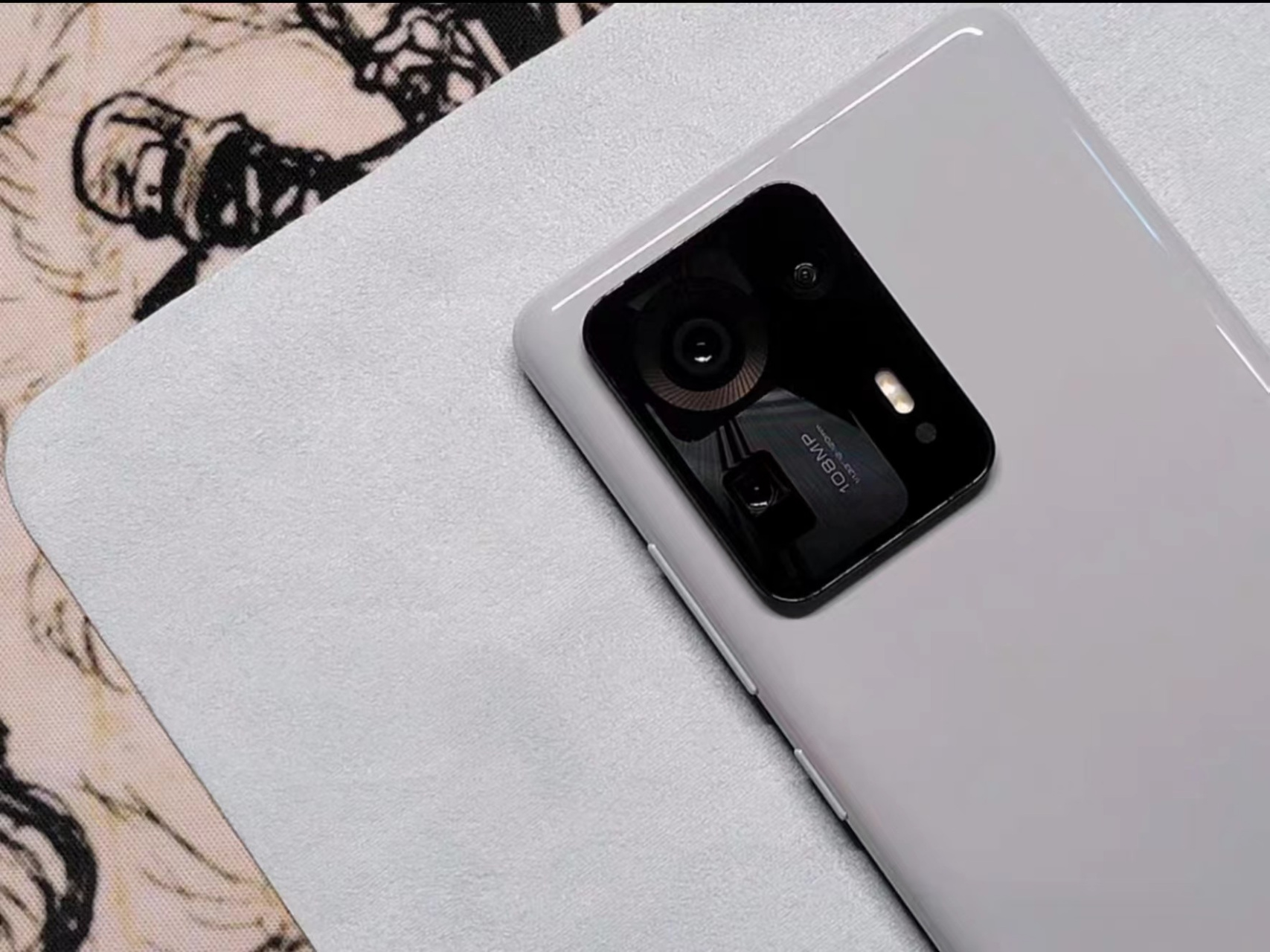 小米max4的性能还是非常强大的,以下是这款手机的性能介绍:  屏幕