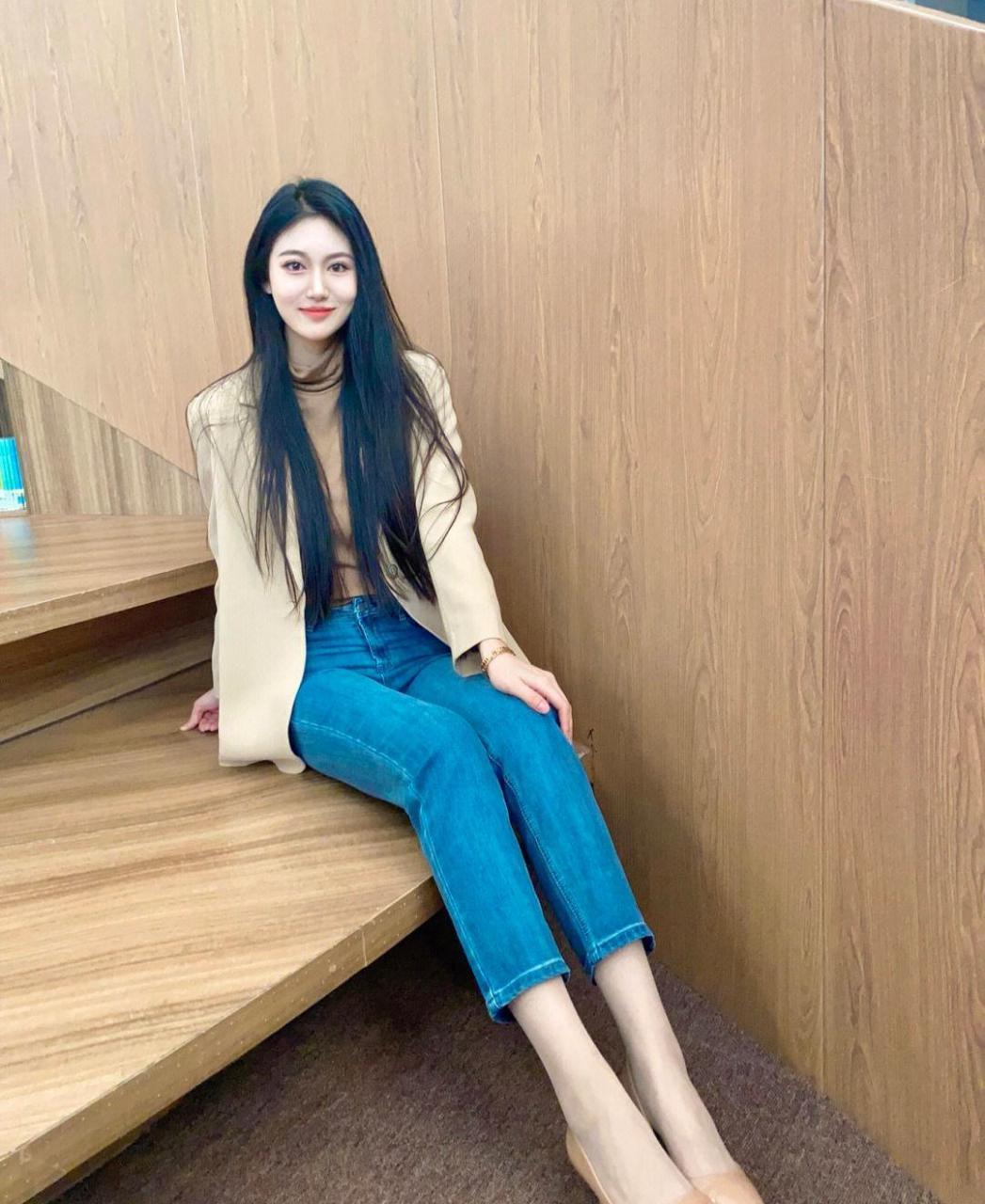 都说个子高的美女老的快175身高,你猜她多大?