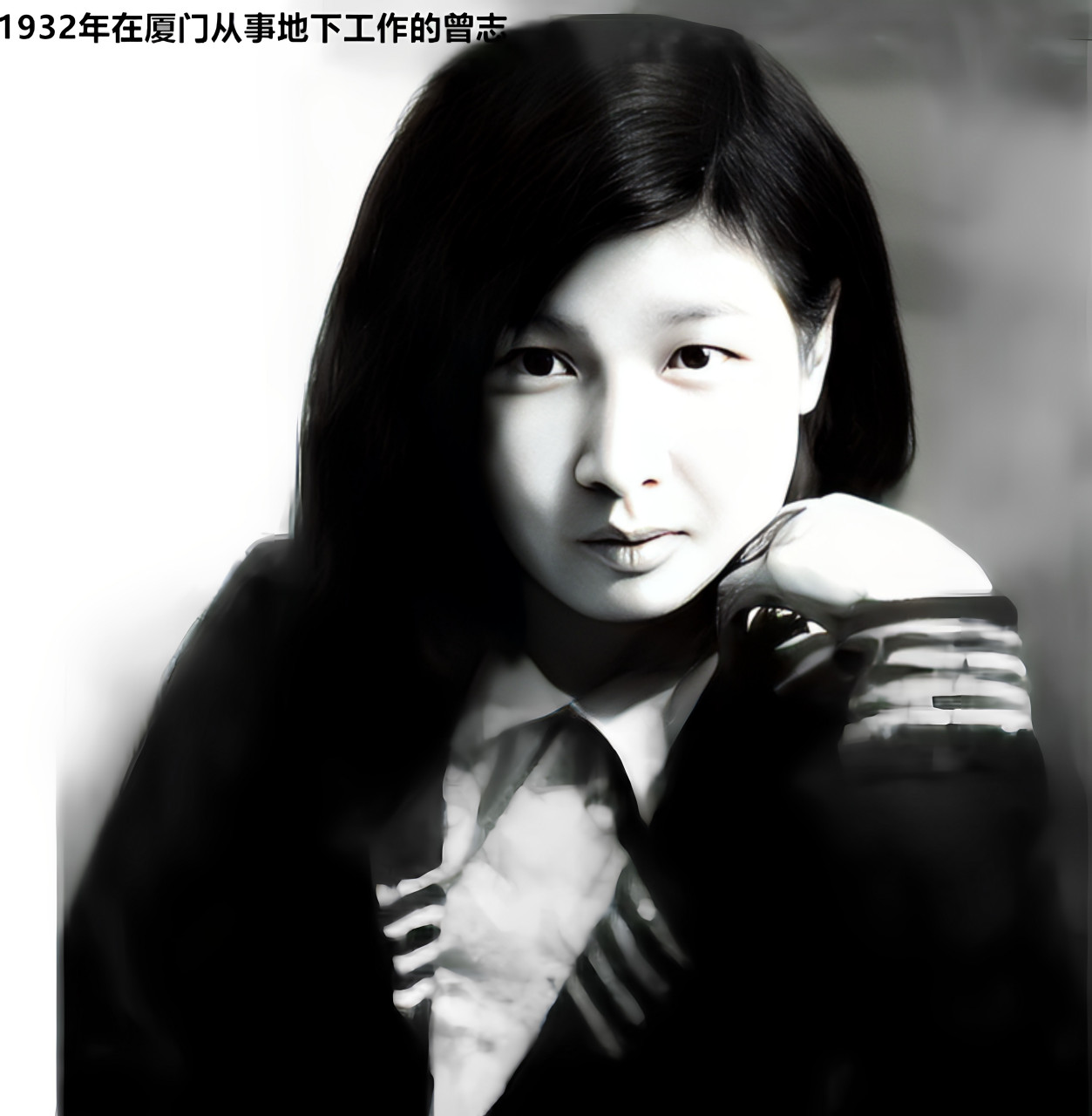 1954年,陶铸,曾志和陶斯亮在一张照片前合影.陶斯亮是两人唯一的女儿,