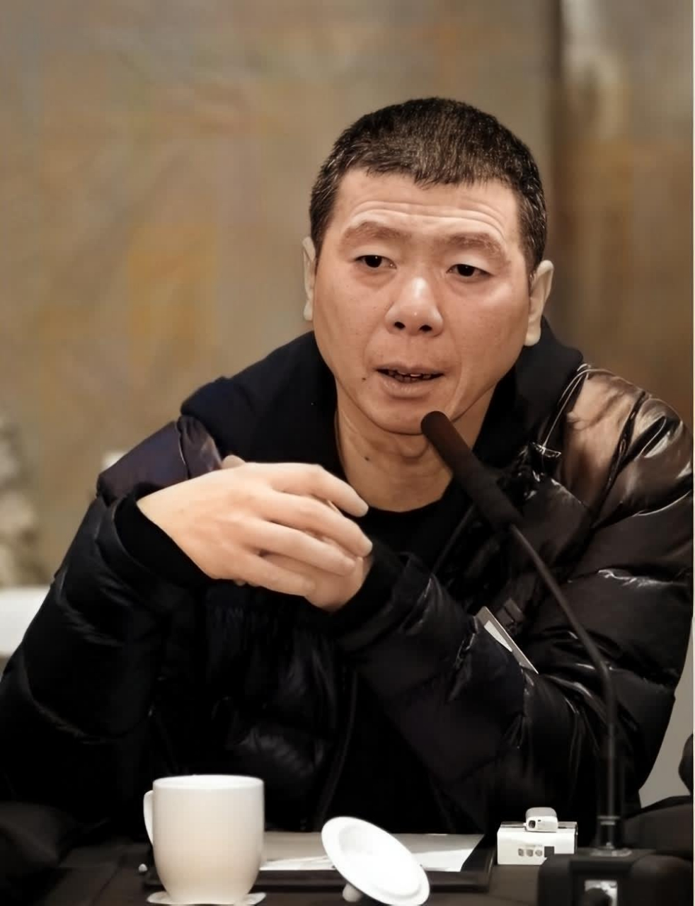 冯小刚在为《青春》选角时,看到女孩在采访时穿的衣