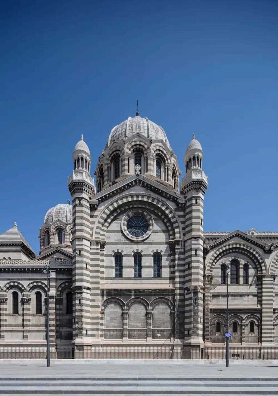 马赛主教座堂是一座典型的罗马拜占庭式建筑,庄严宏伟,华丽典雅.