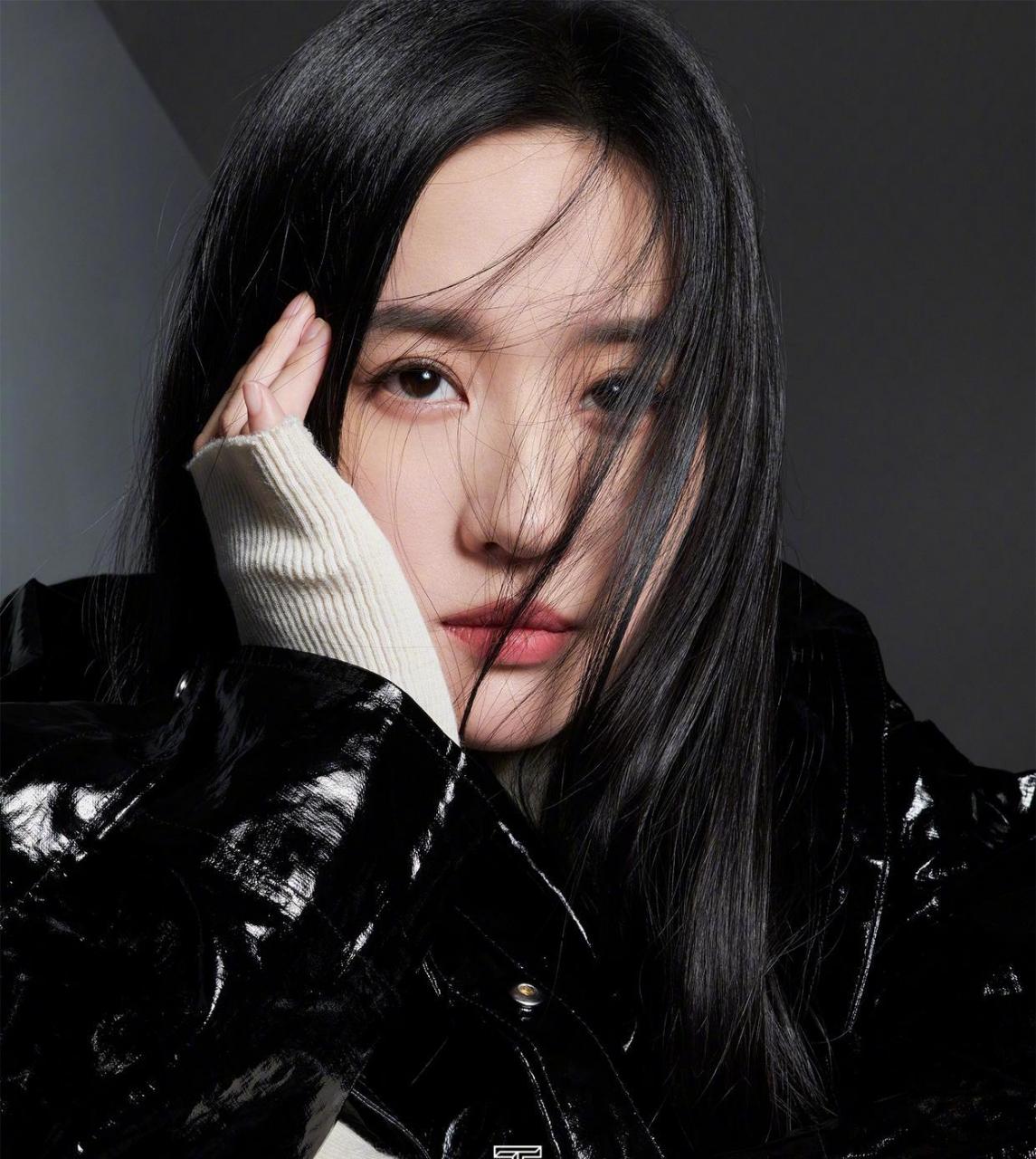 刘亦菲最新封面大片 身着louisvuitton秋冬系列服饰首登《tmagazine》