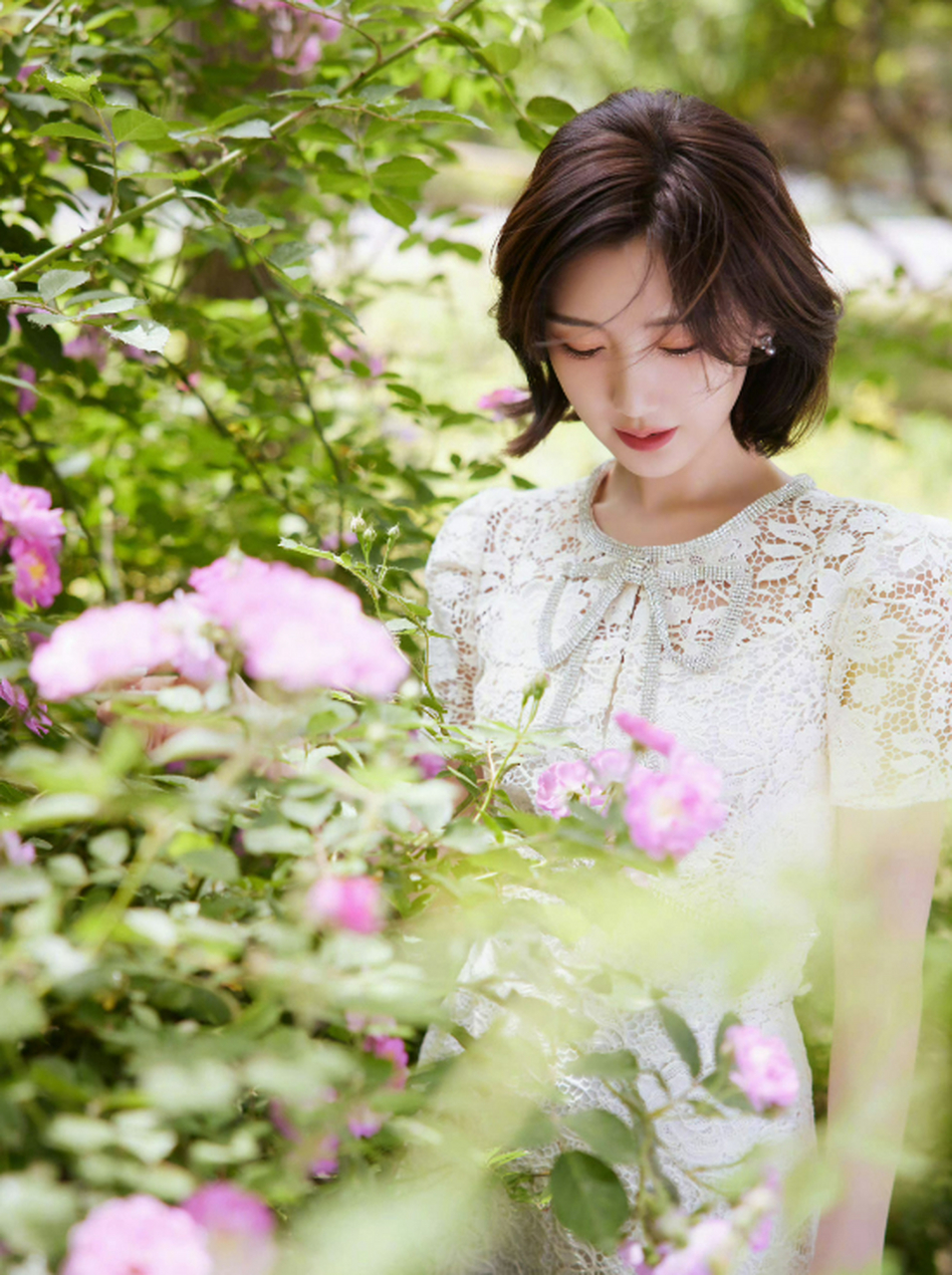 毛晓彤白色蕾丝镂空裙