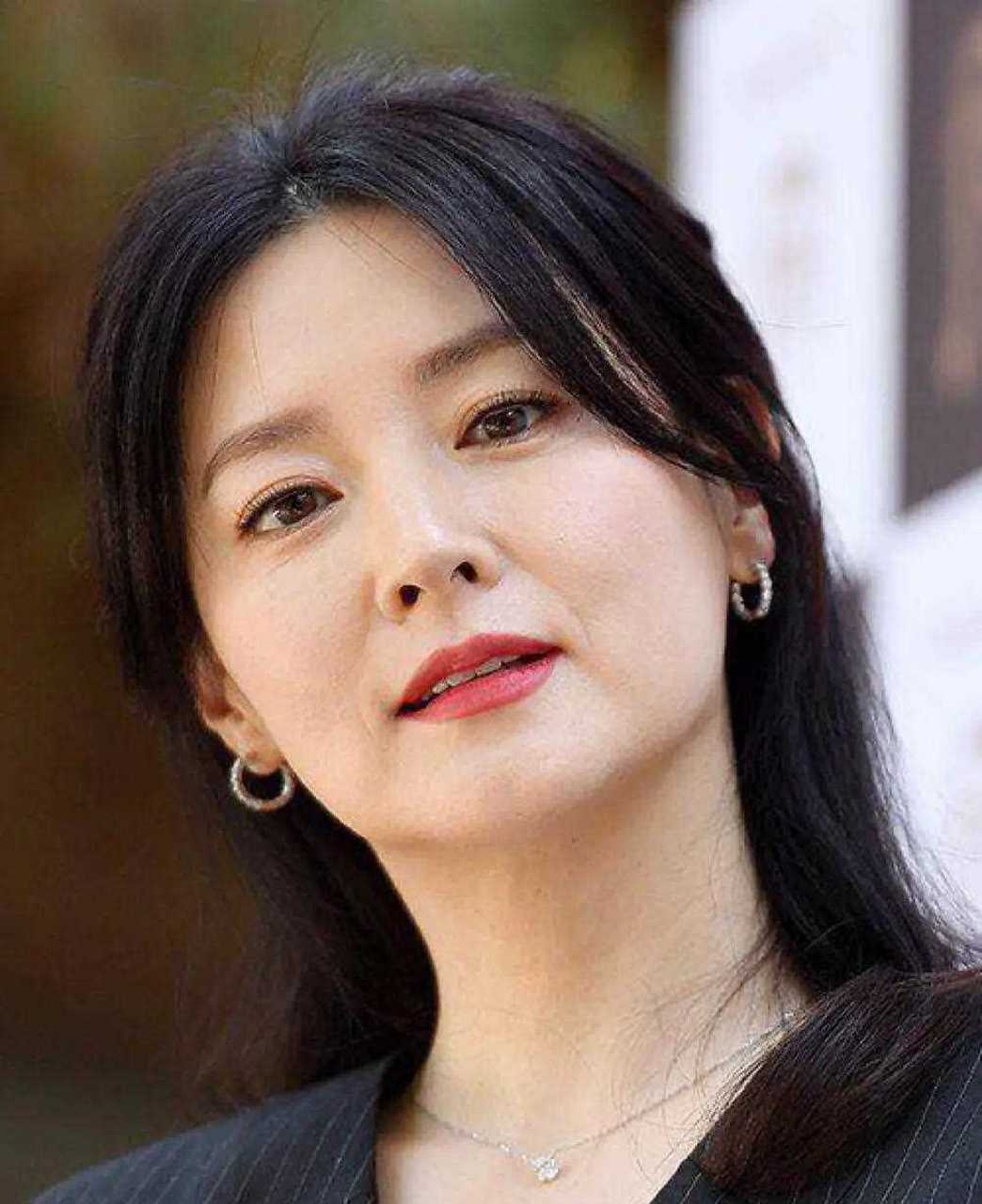 女演员李英爱分享了她在火车上拍的自拍照,不得不说真的状态太好了