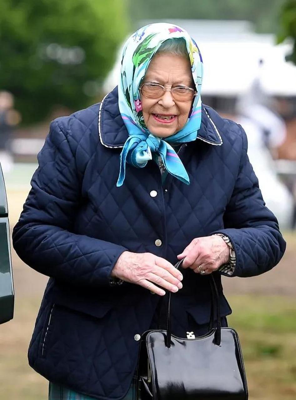 百家号星火计划# 96岁的英国老太太得了新冠,真是够老太太受的 