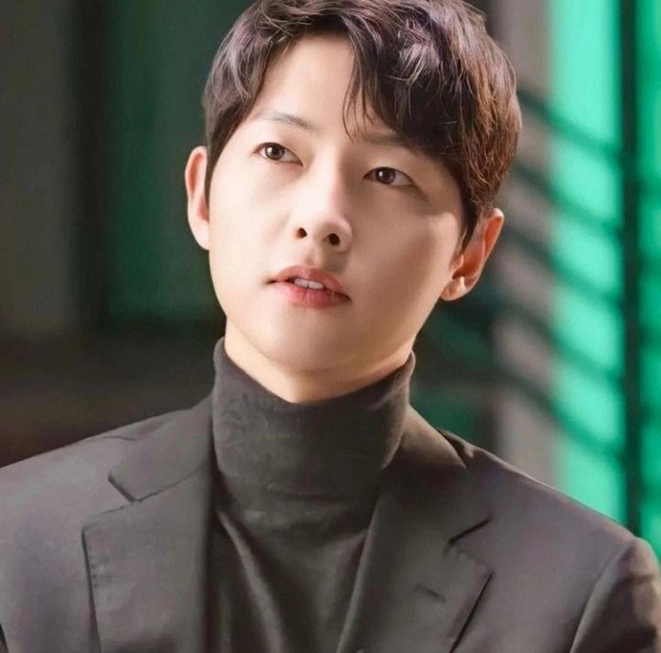 韩国明星宋仲基终于当爹了,英国娇妻很争气,给他生了儿子.