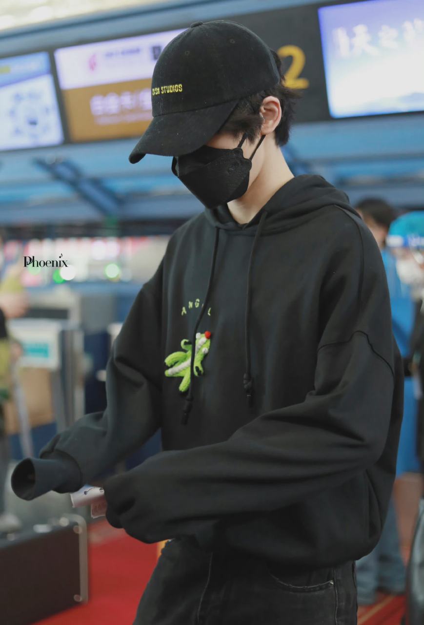 胡雨桐今天在机场分享了他的私服,钩状蜥蜴装饰的连帽毛衣和龙牙鞋底