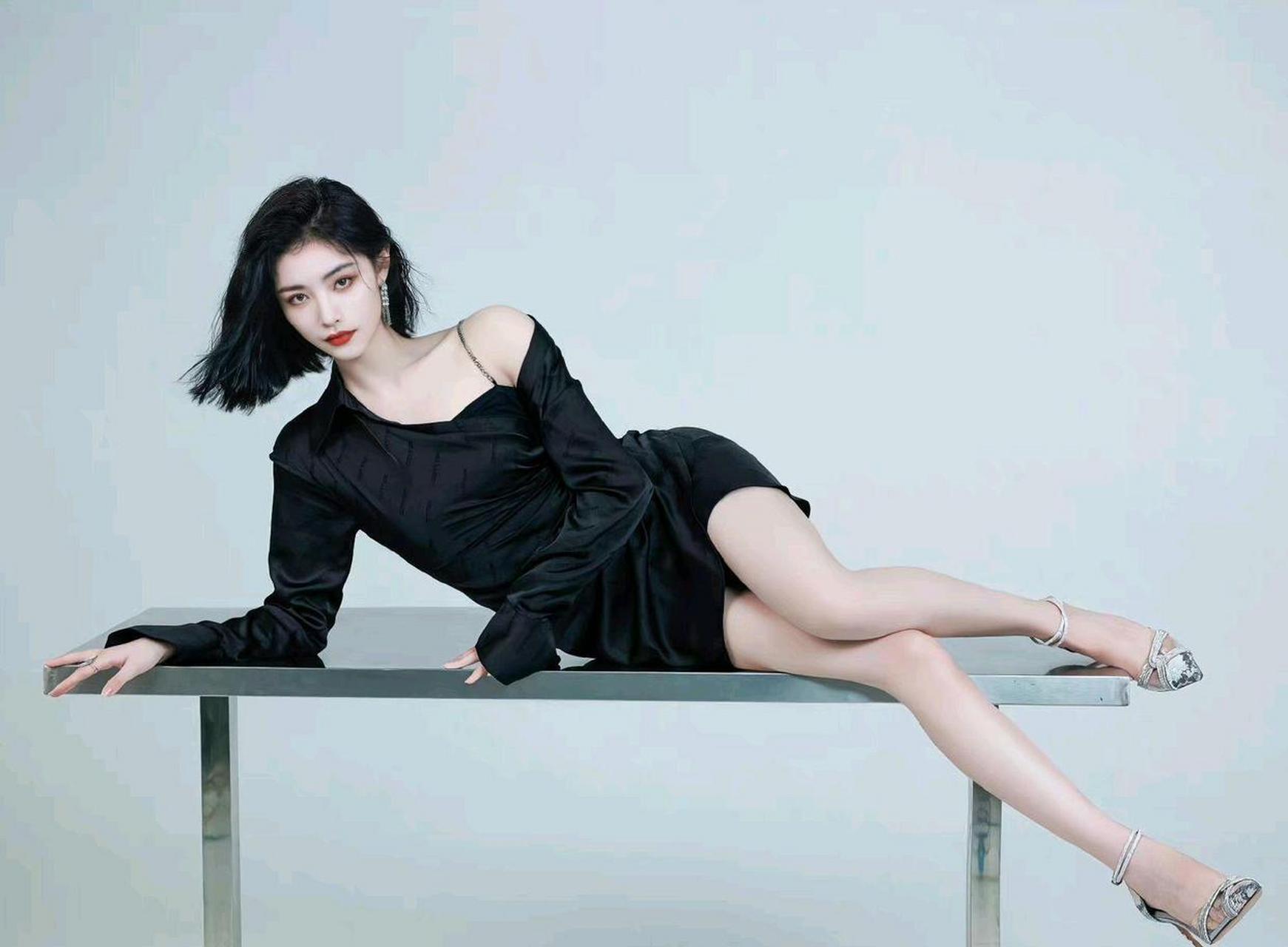 许佳琪的小脚趾太不安分了,居然打破束缚冲了出来[左捂脸][左捂脸]