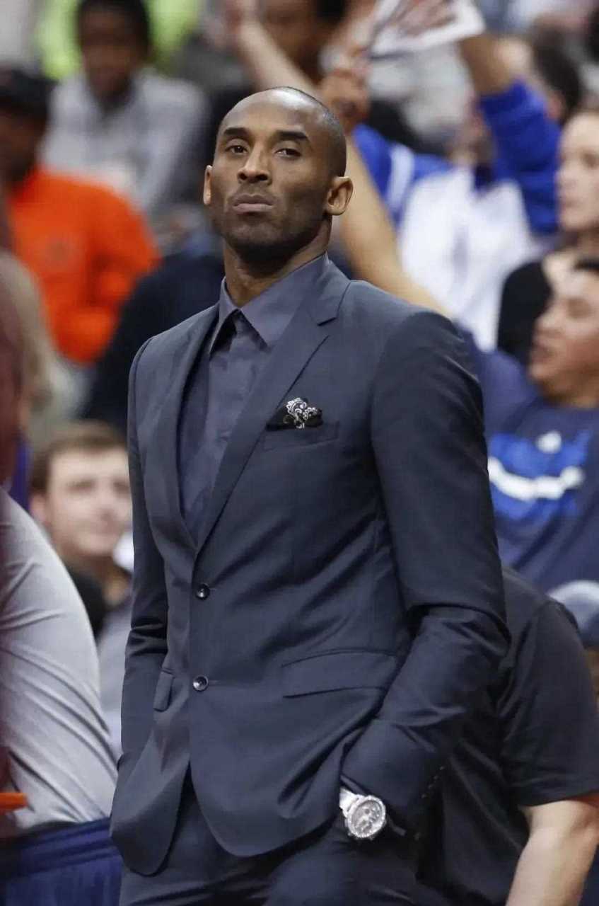 科比的西装形象在nba中应该算是出类拔萃的了,相比于其他篮球运动员
