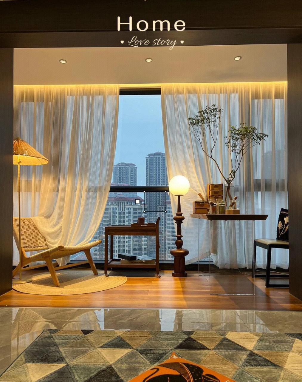 因为很有氛围感 这主要是灯光搭配得好 我家是无主灯设计 阳台就是一