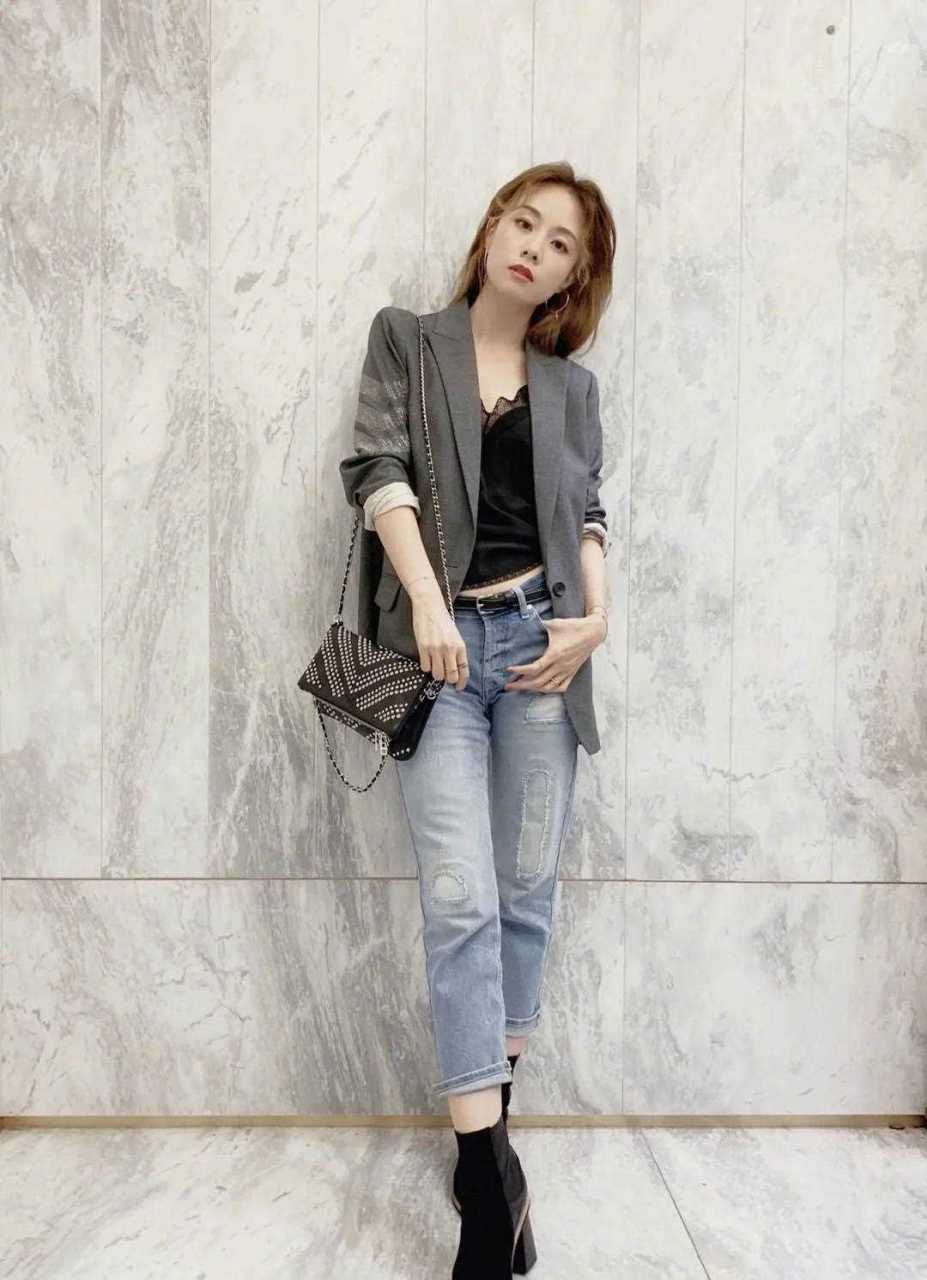 陈冠希真有眼光,前女友邓丽欣 快40岁了仍然挺娇嫩 黄色毛衣配半裙好