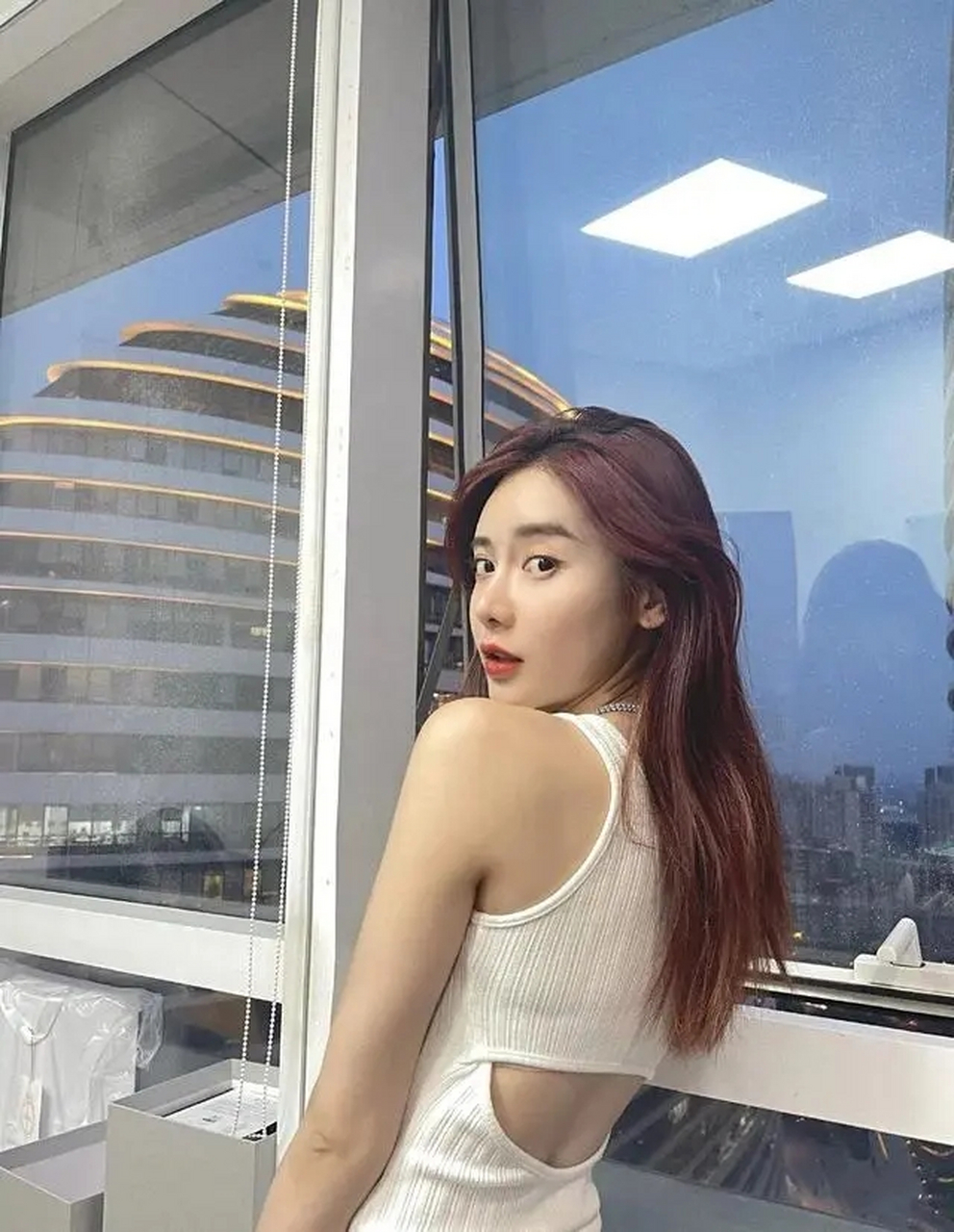 宋美娜有着超高颜值,性格活泼可爱,长相甜美迷人