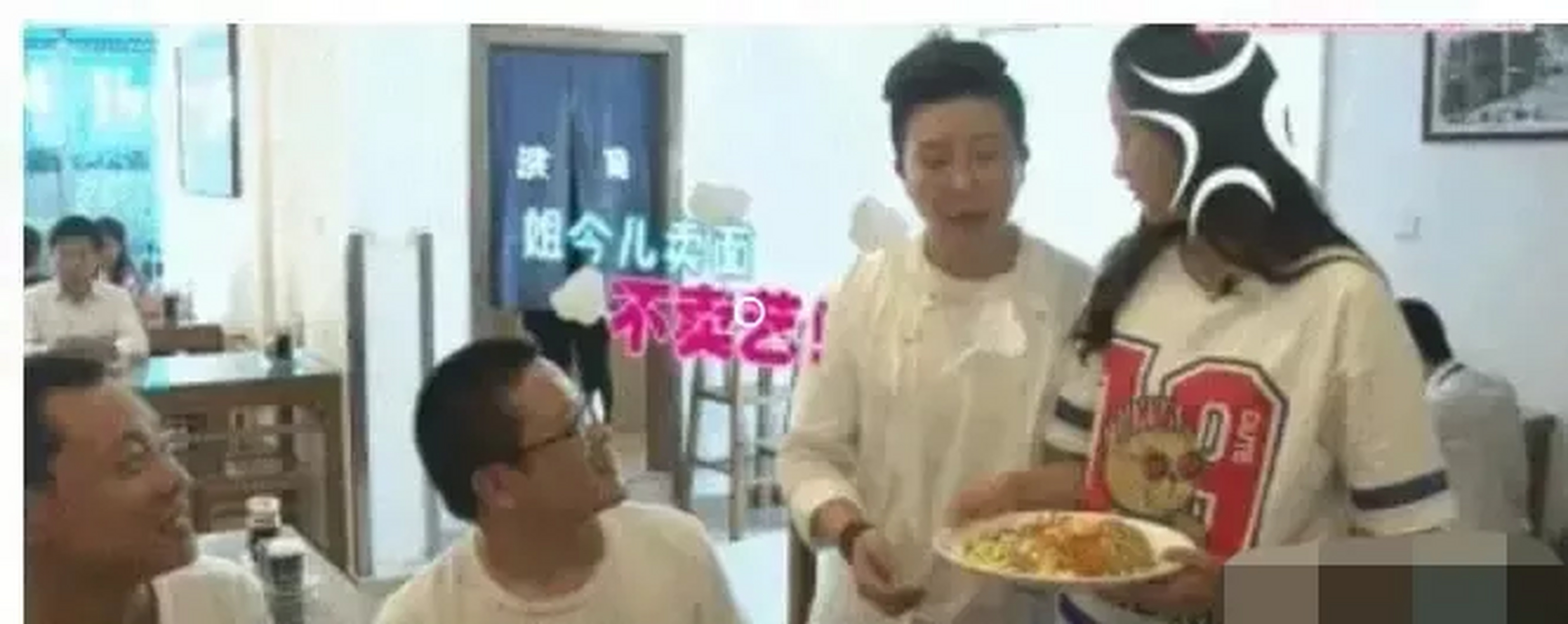 关晓彤的姐姐关晓丹去世后,生前的好友同一时间发文悼念,而关晓彤和