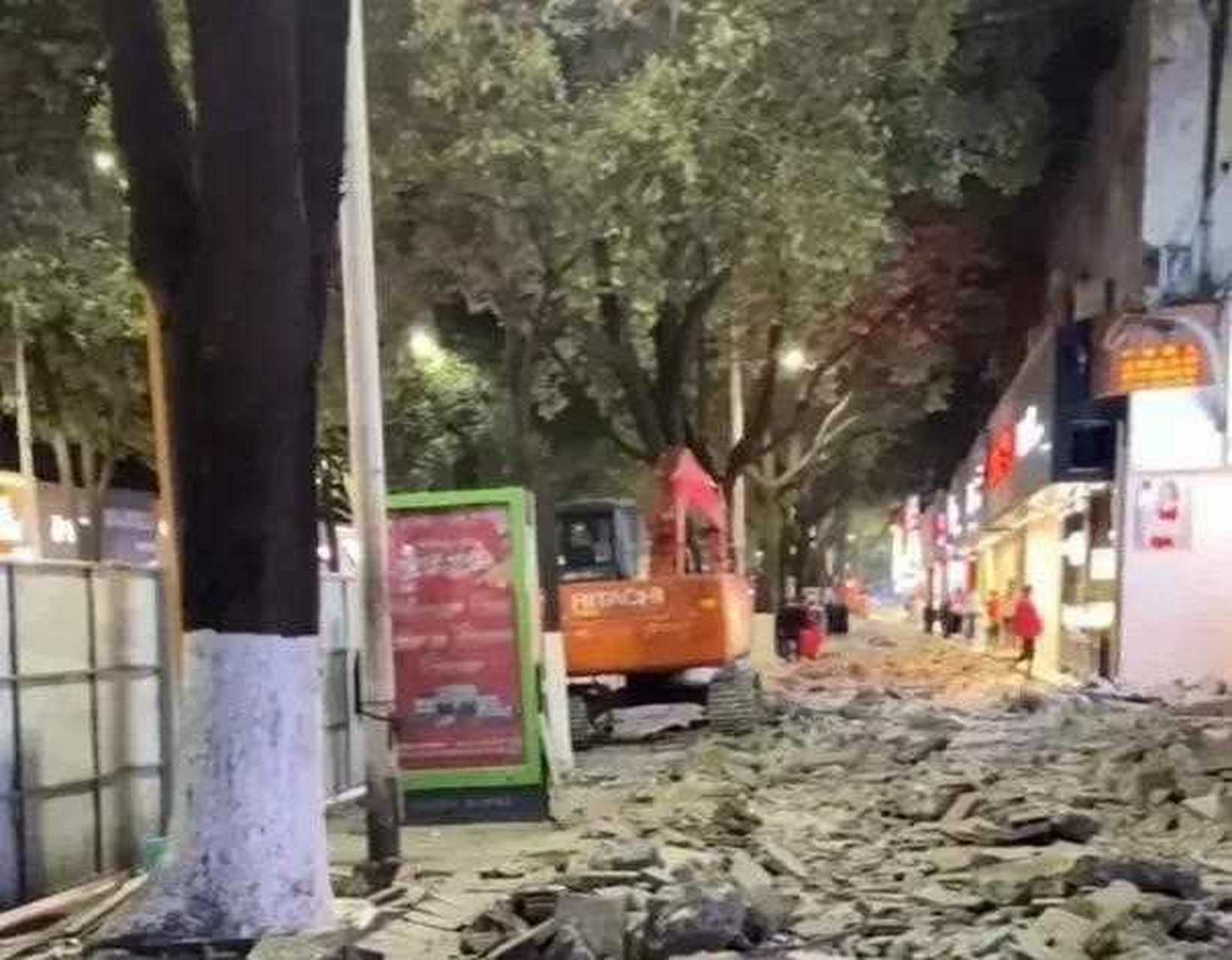 汉中市北大街商铺众多,是本地人最爱逛街购物的步行街之一,又到了