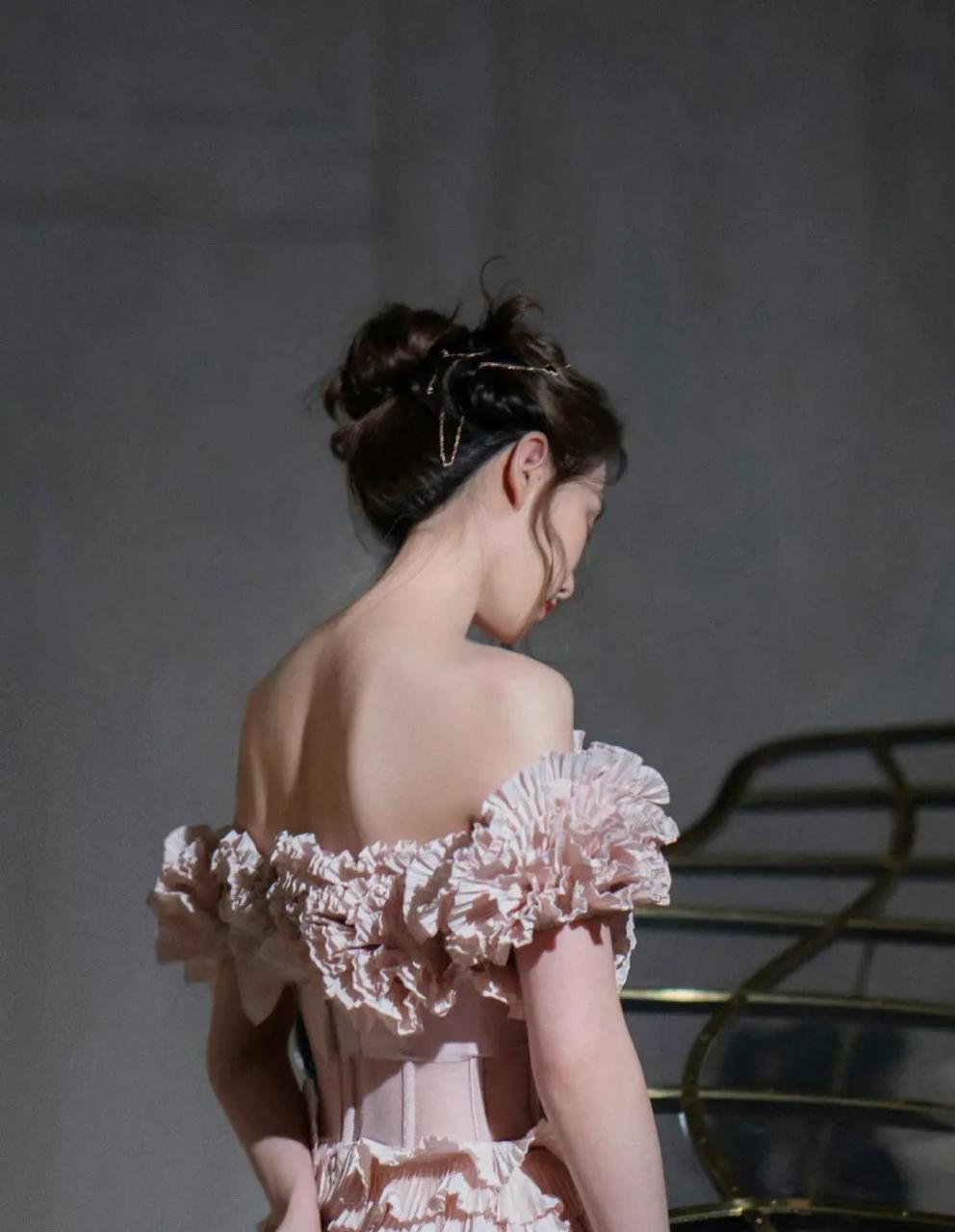 刘诗诗无瑕美颜,纤柔美背,甚是迷人.