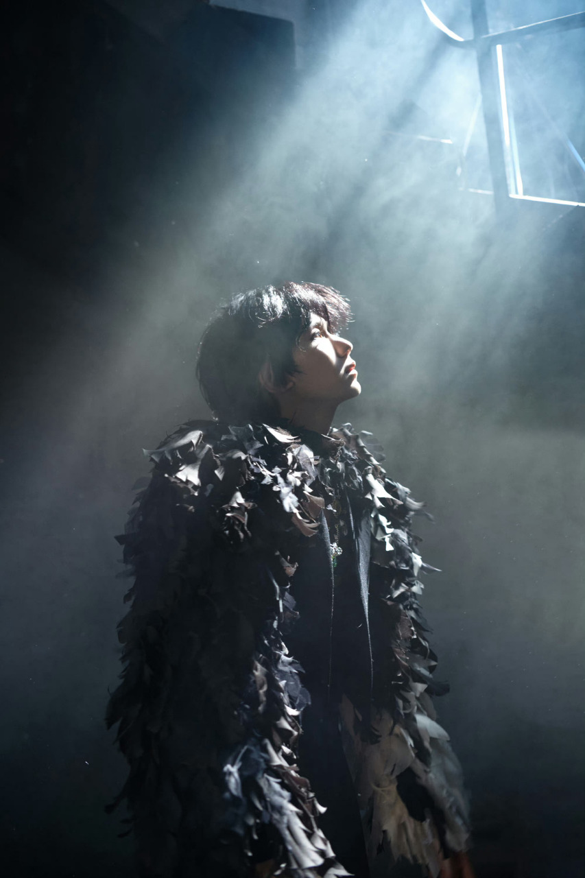 王源|堕落天使哇,王源这组照片真的太有感觉了啊,像一个天使堕落到了