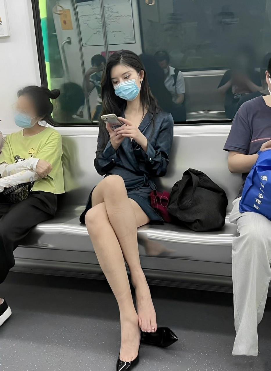 坐地铁遇到这种脱鞋的女人,你会干嘛?