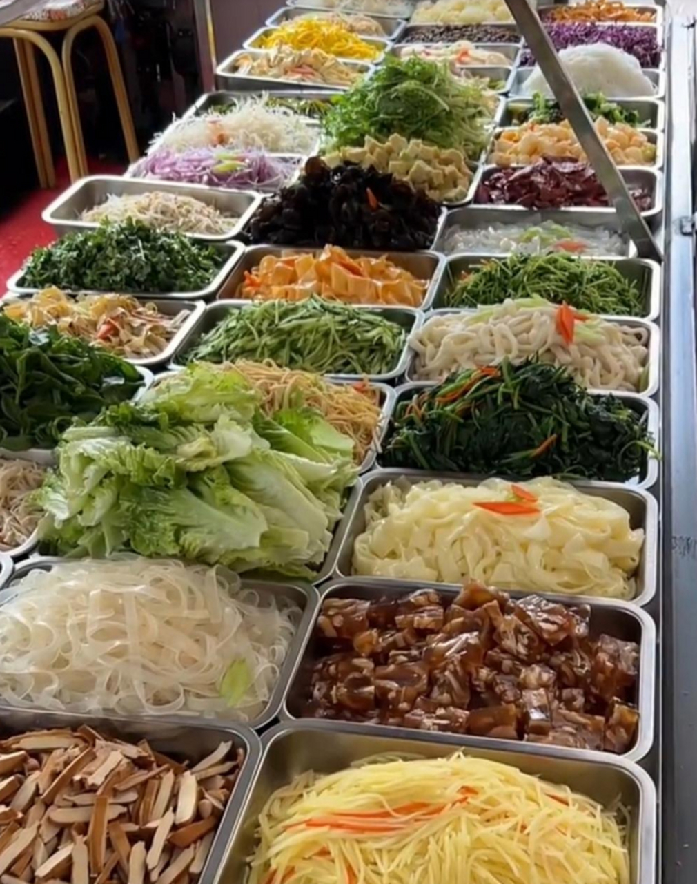 夏天里凉菜卖的最多,这品种还真多,据说一天能卖一两千呢