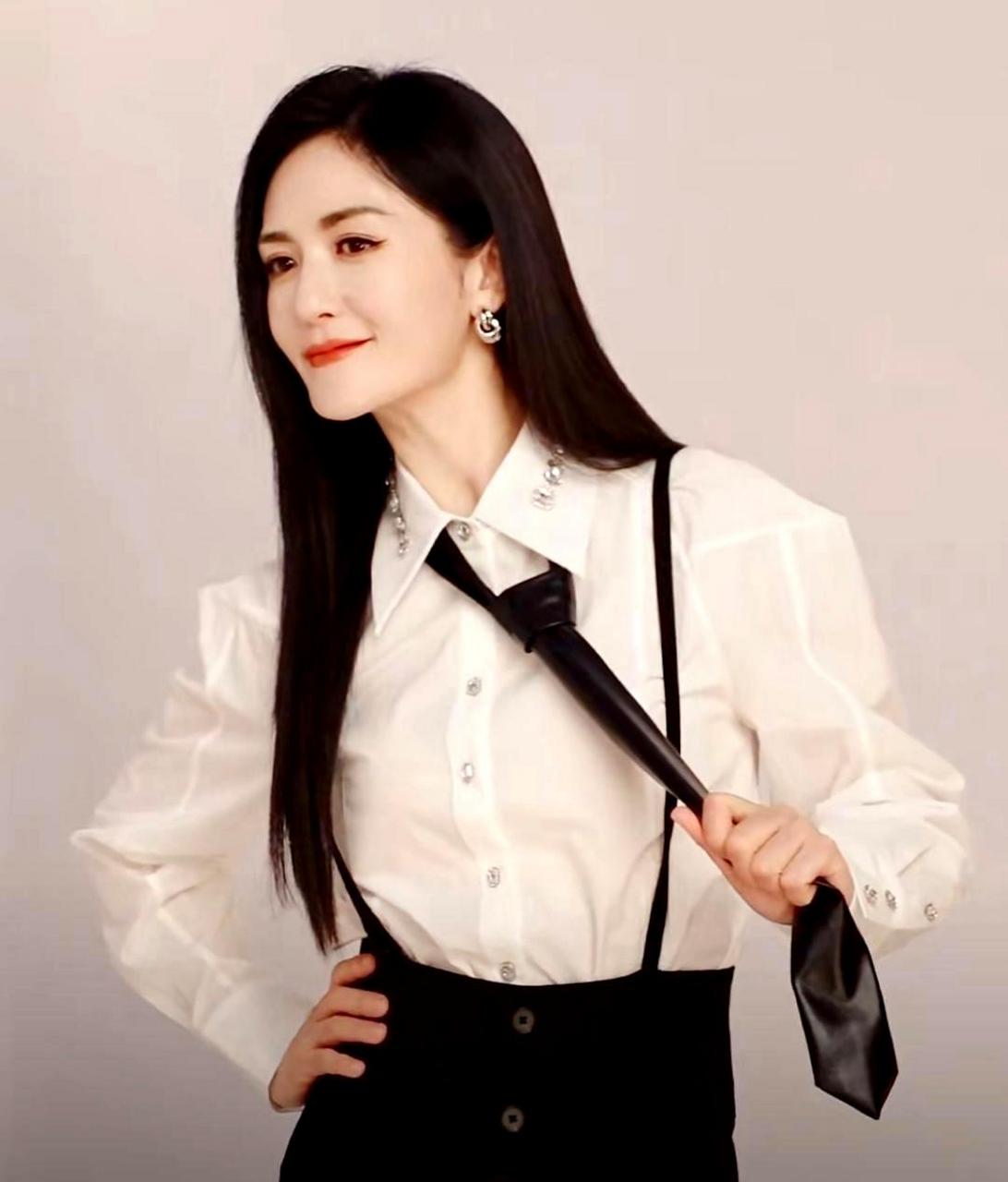 谢娜在录制《萌探》时状态很好,摄影棚里的生图颜值很高,侧脸看起来