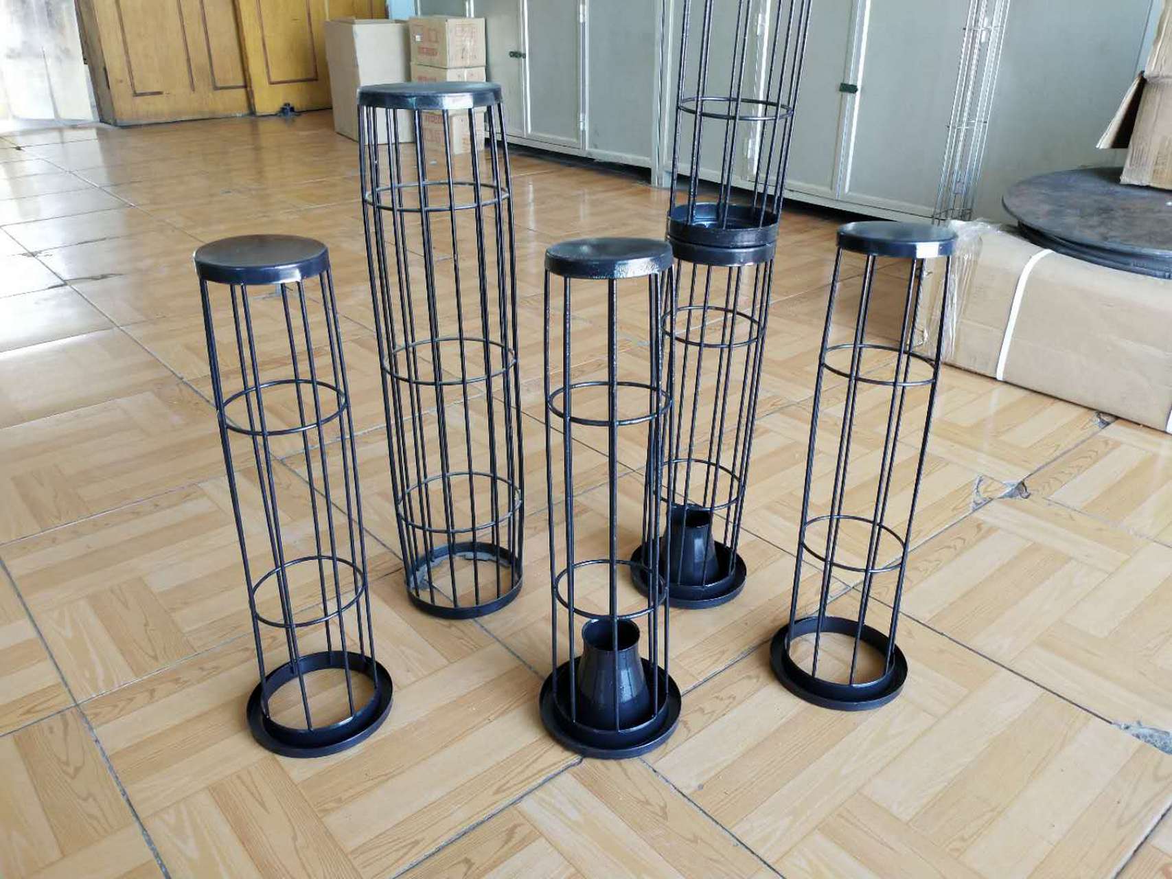 除尘器骨架的优缺点 除尘器骨架是除尘器中布袋的支撑结构,通常由金属