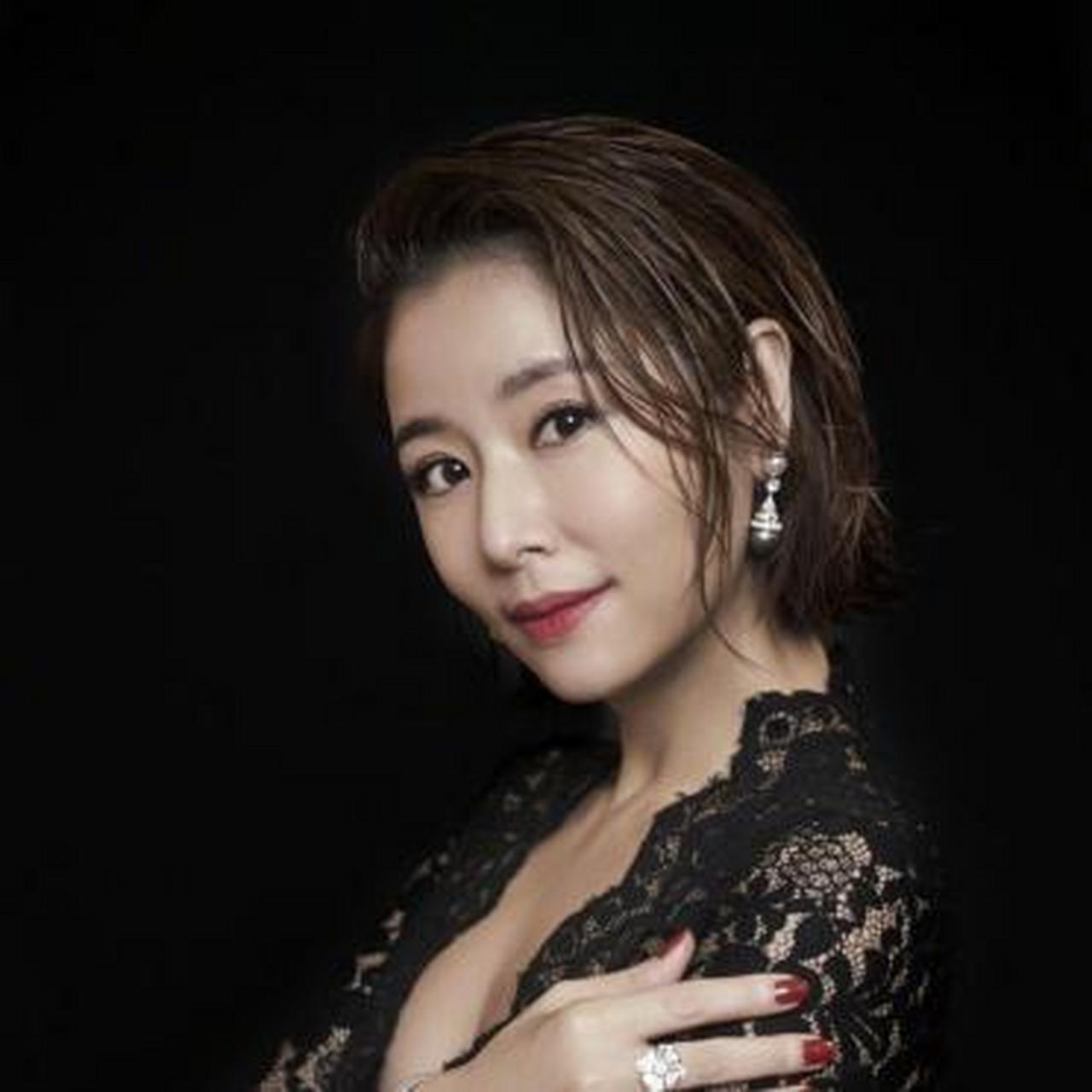 林心如出席台北电影节,身穿黑色蕾丝连衣裙,加上一抹红唇展现撩人的