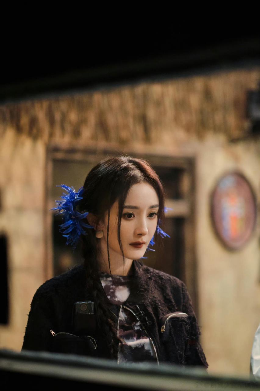 杨幂双麻花辫剧照  杨幂双麻花辫剧照,头戴蓝色彼岸花,甜酷十足的幂幂