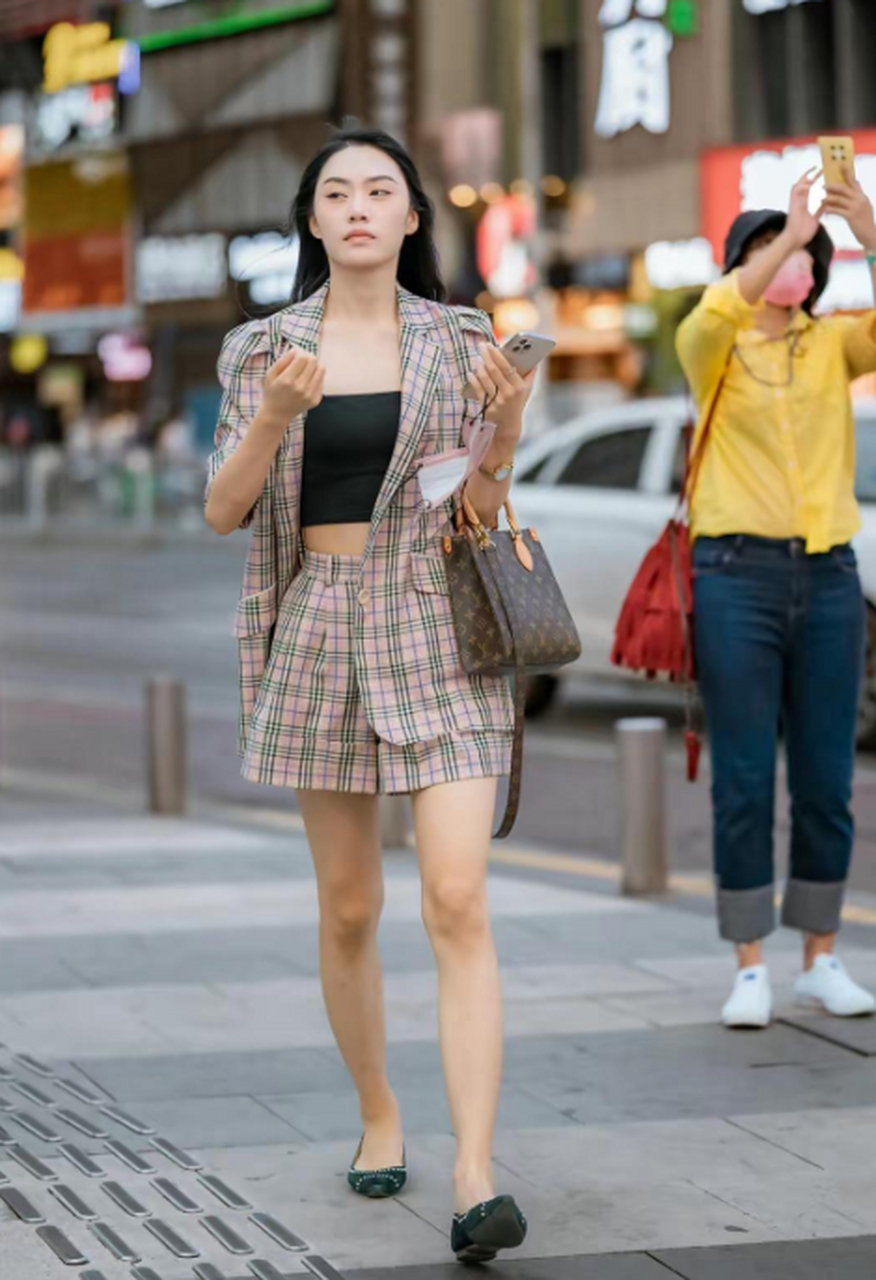 穿休闲格子西服的美女,配了双精致的黑布鞋,既舒适又不失时尚.
