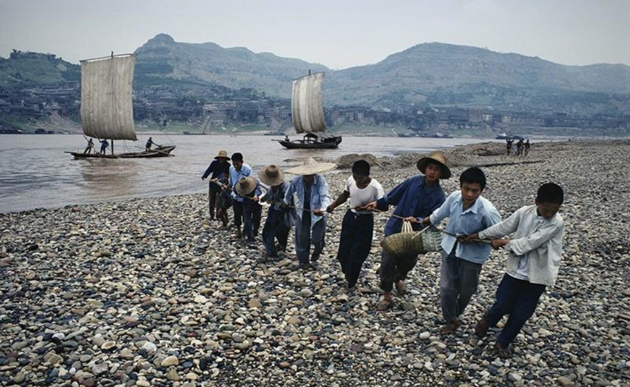 长江自古就有"三峡滩连滩,十船九打烂"之说,而历史上纤夫曾是三峡上行