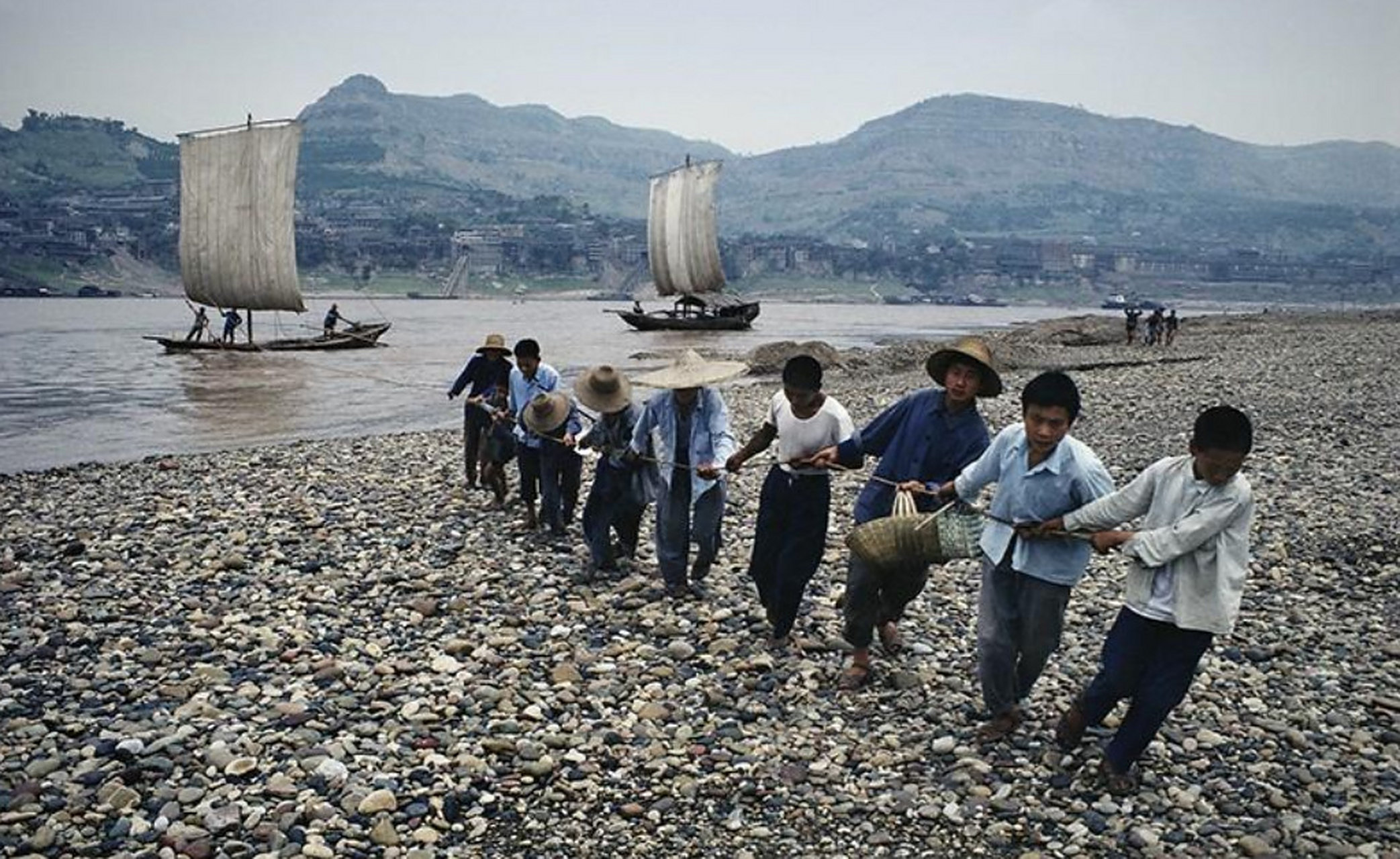长江自古就有"三峡滩连滩,十船九打烂"之说,而历史上纤夫曾是三峡上行