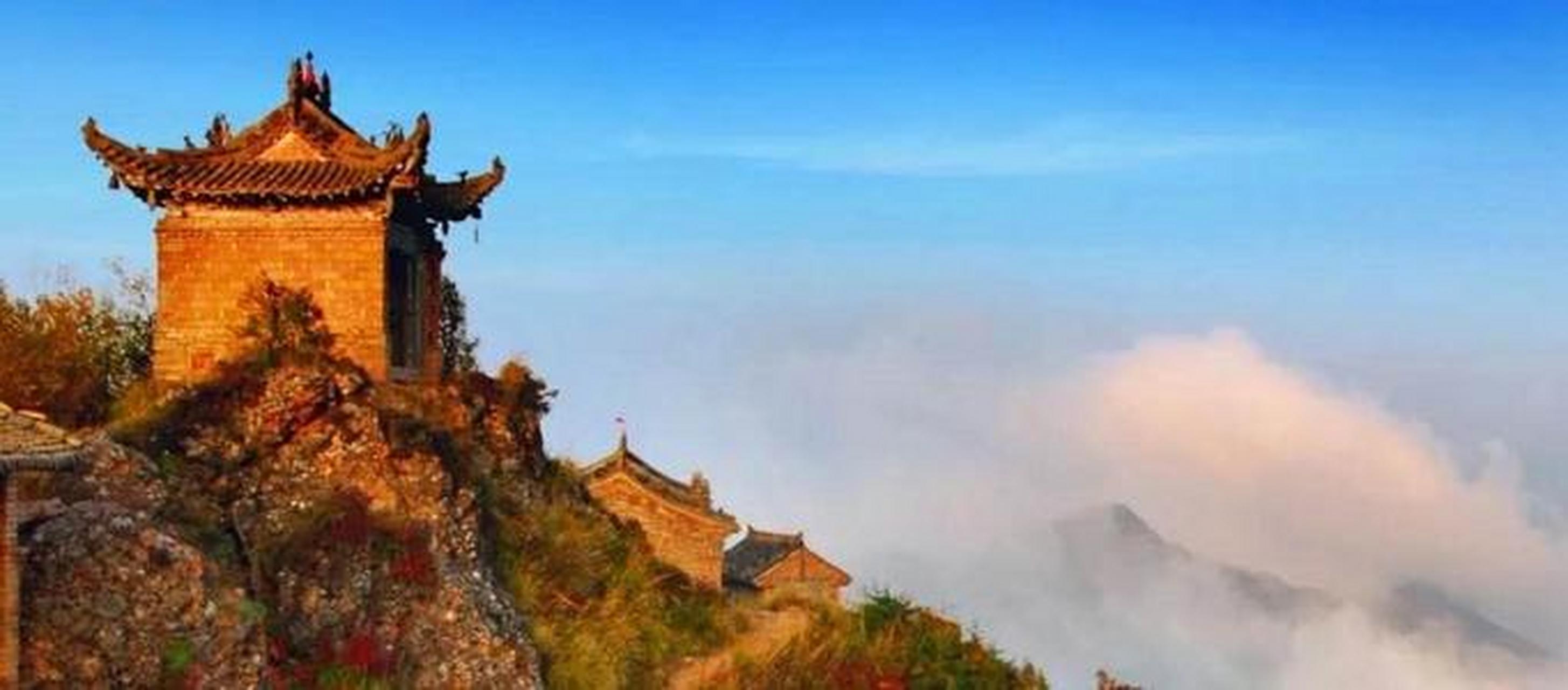 太白山景区位于渭源县城西南25公里的会川镇,海拔3300米,一峰独耸