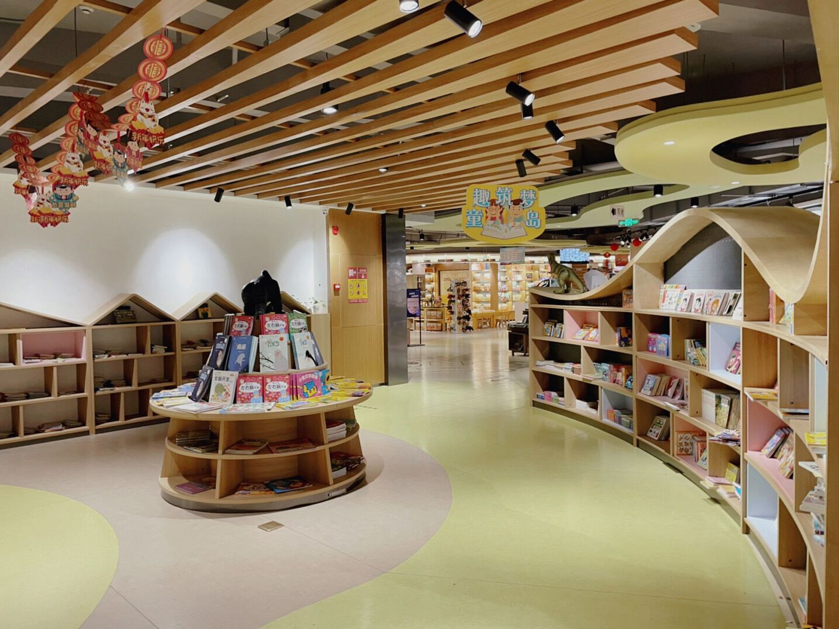 购书中心我应该有十几年没来了吧～ 不是爸爸提议,还真不会来这逛