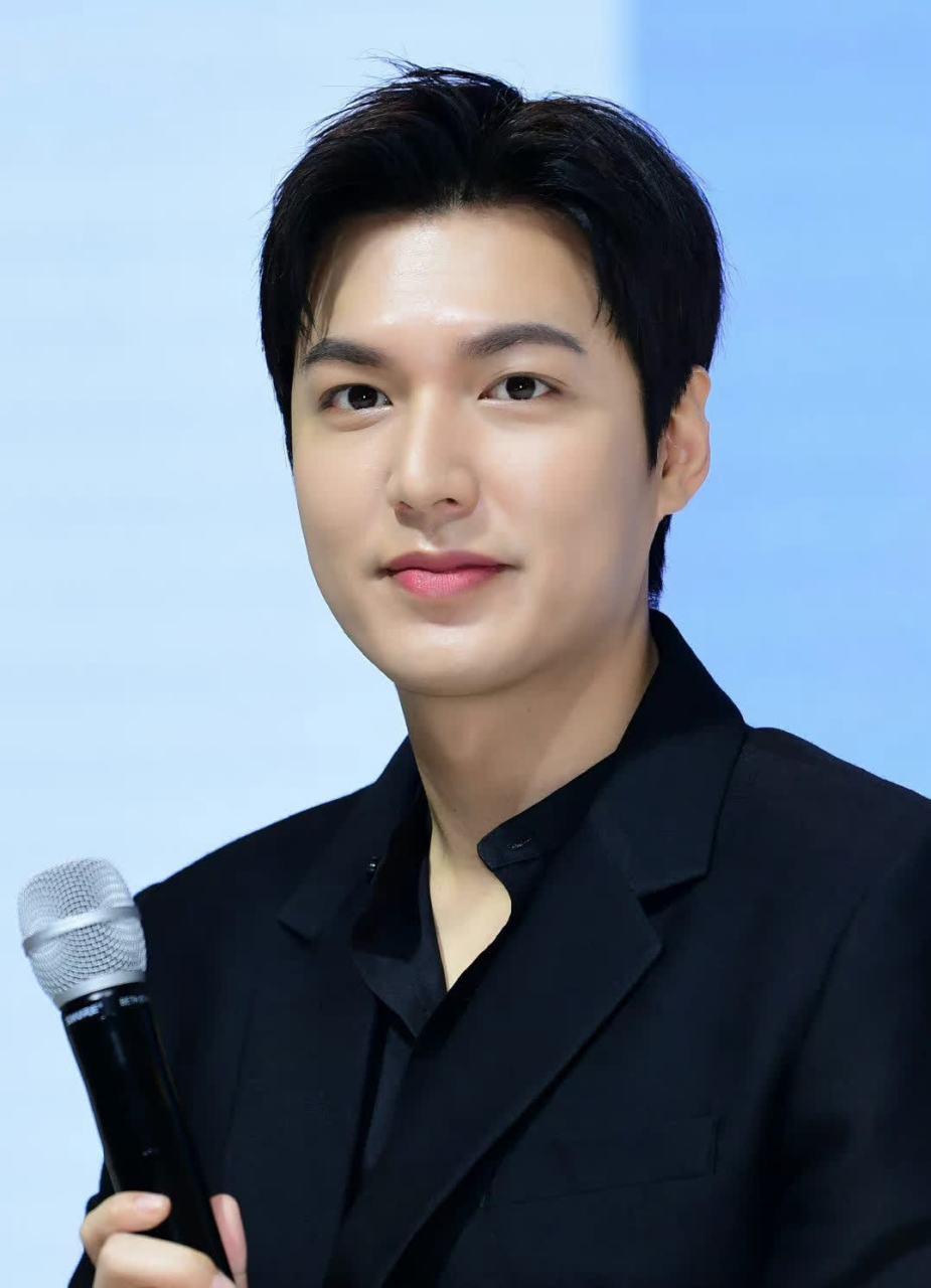 李敏镐最新照片显示,他瘦了很多,脸也不像以前那么肿了.