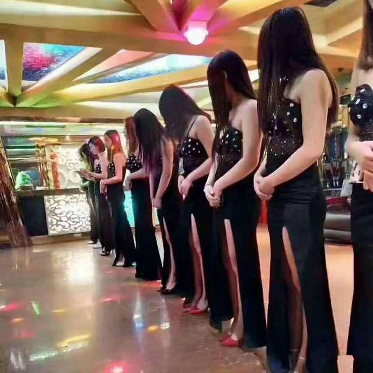 夜场女人:表面快乐,实则苦中求乐  夜场女人,是指在夜场工作的女性