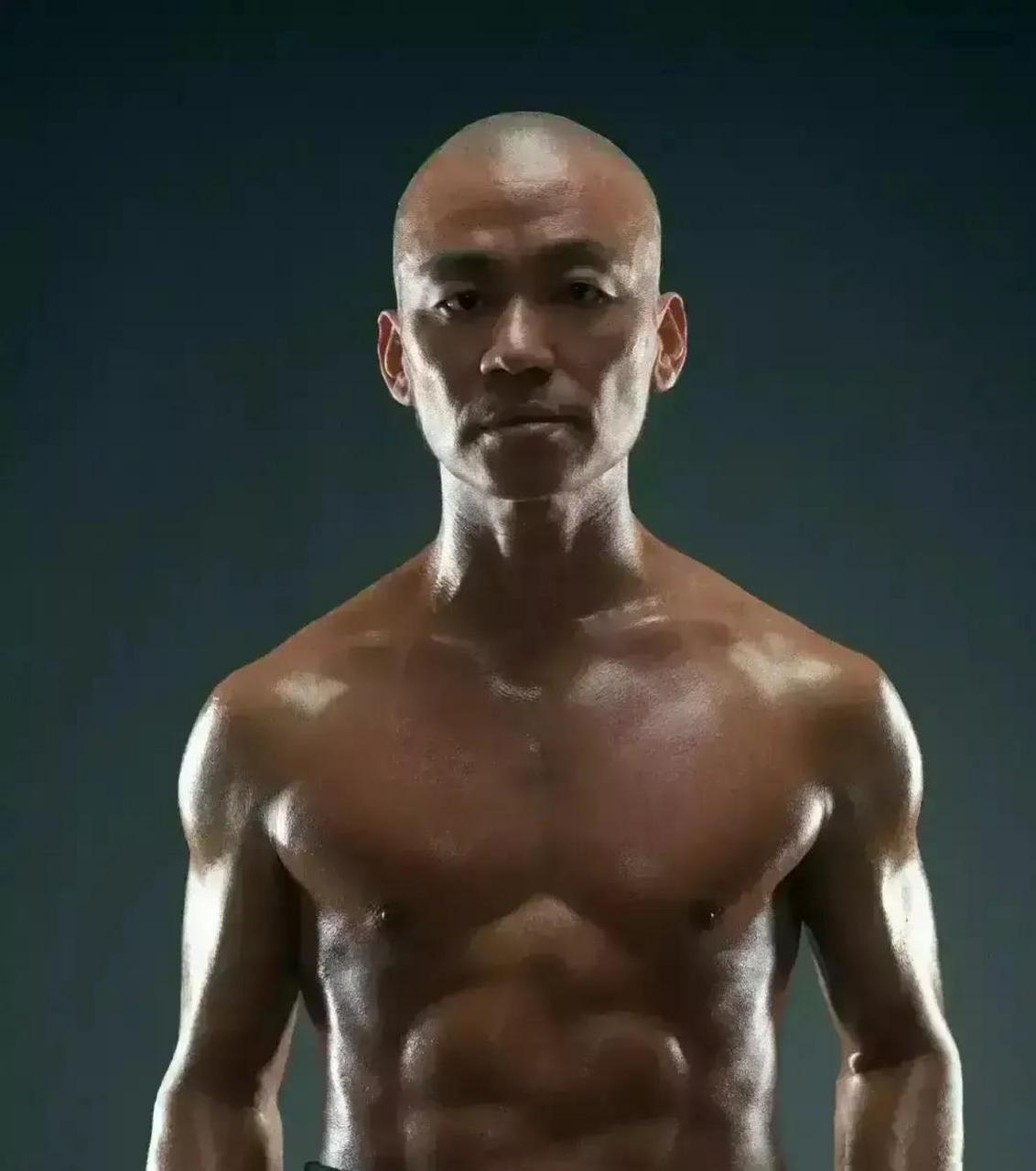 王宝强这身肌肉好发达,看着挺吓人,差点没认出来,凶巴巴的!