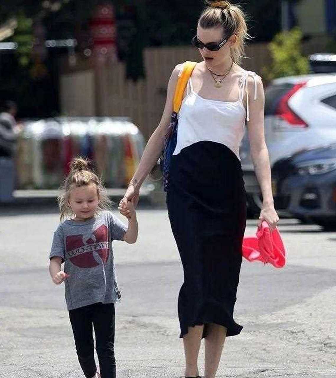 维密天使小南瓜带着五岁的大女儿现身洛杉矶街头被拍,小南瓜的女儿长
