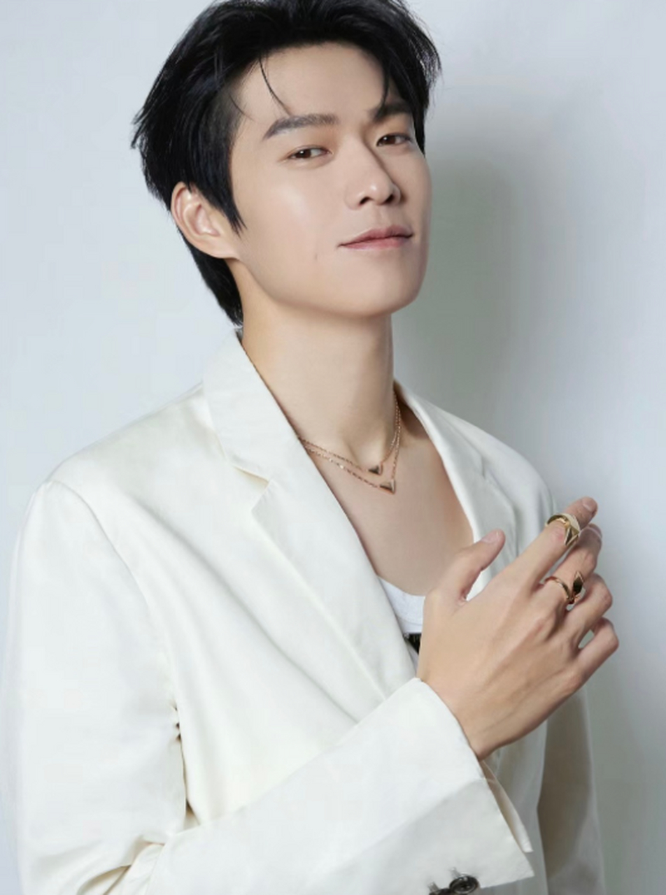 魏大勋身穿prada的时尚单品,展现出他独特的魅力和品味.