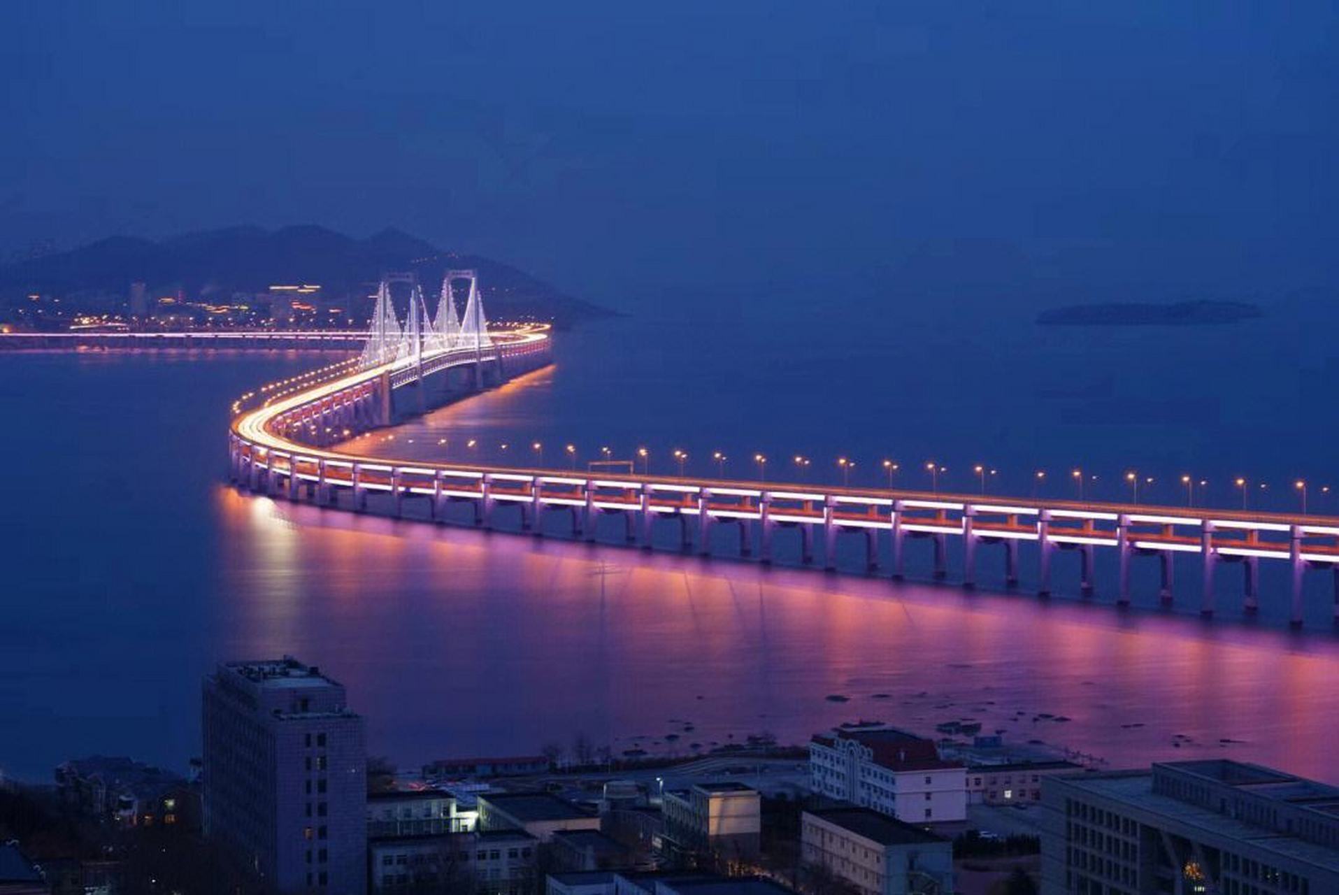 大桥之最——星海湾大桥  1,国内首座海上设重力式锚碇悬索桥. 2,国内