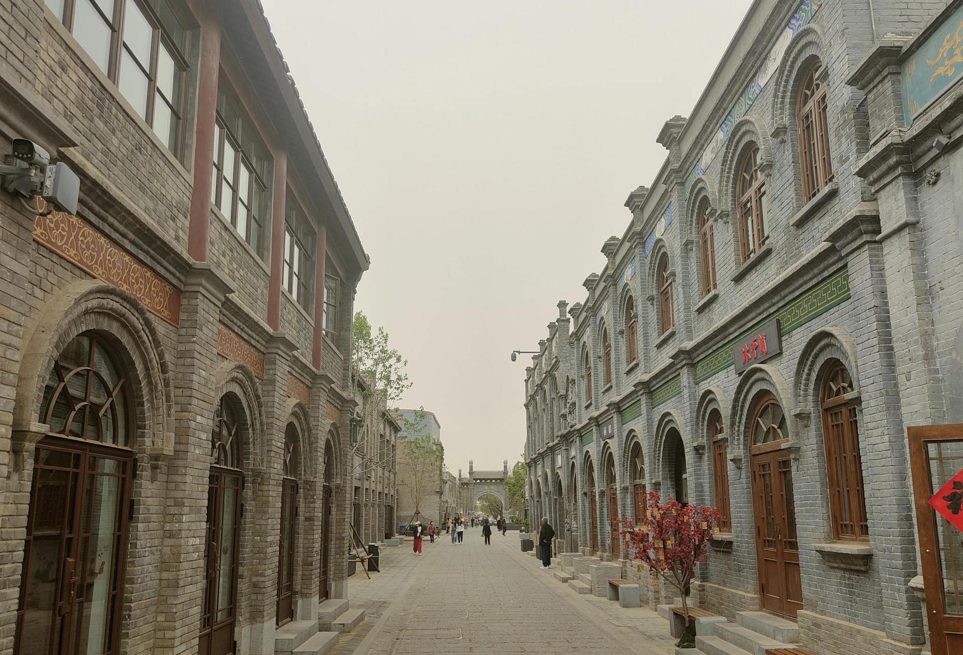 关于河北省保定市西大街的两条建议.最近到西大街转了一圈,人迹罕见,