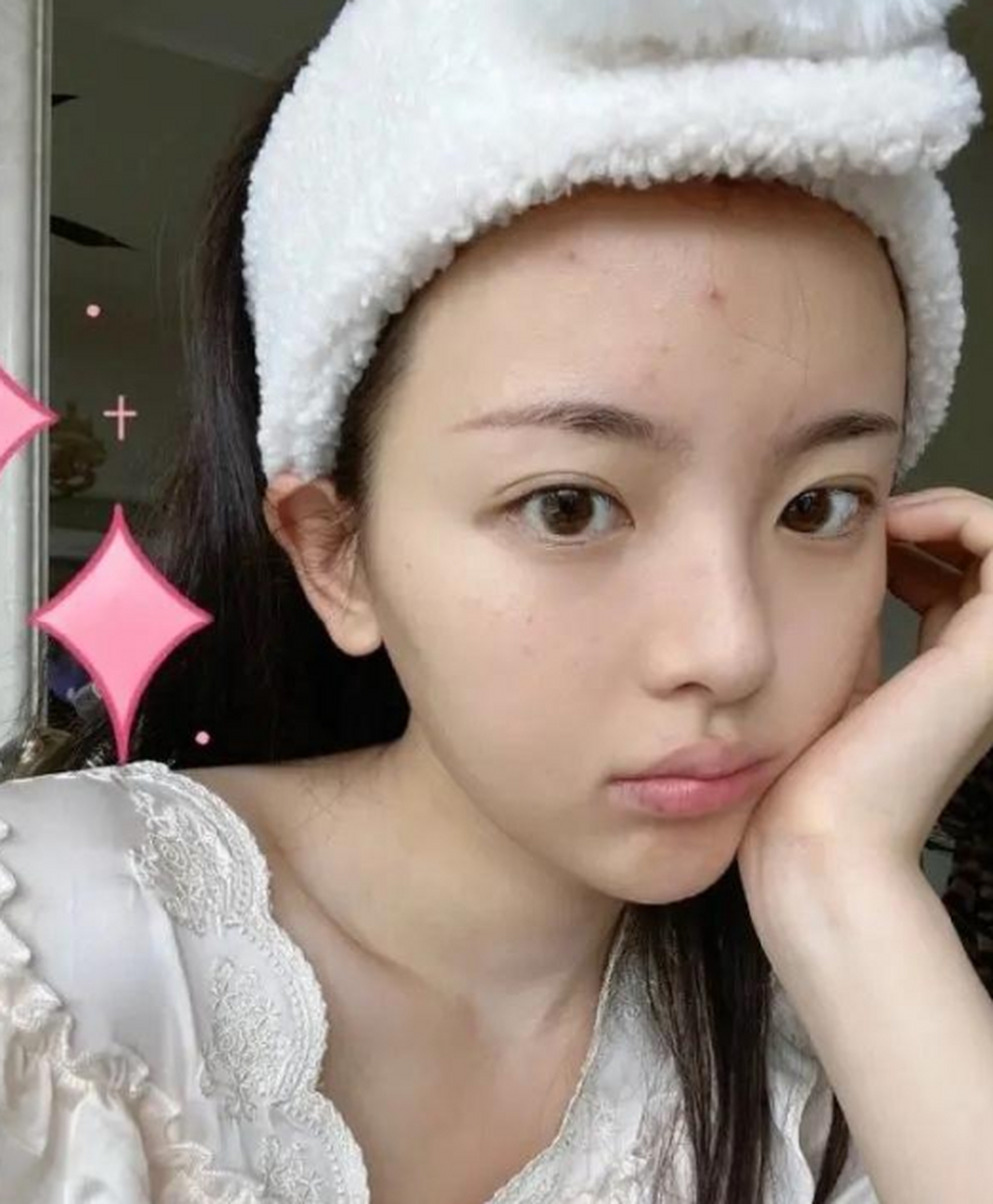 杨超越的素颜照,看着也很美,青春痘都可见呢