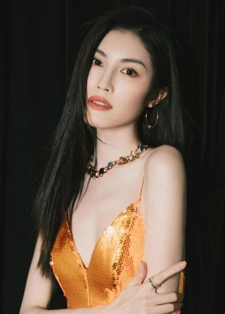 何穗金色紧身抹胸礼服,贵气十足,也太美了