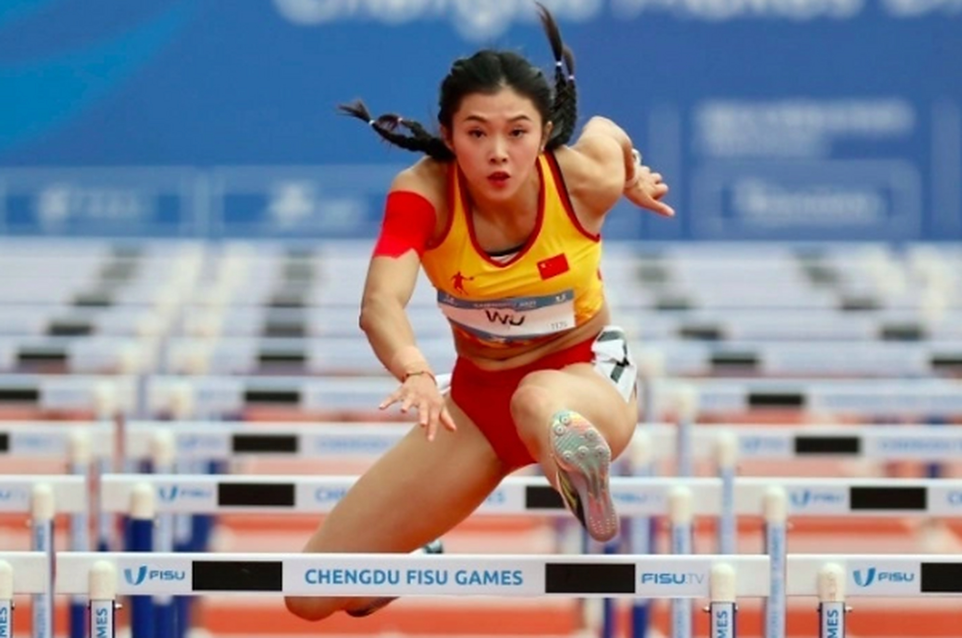 #吴艳妮女子100米栏预赛组第一# 川妹子,果然好样的! 今年大运会的田