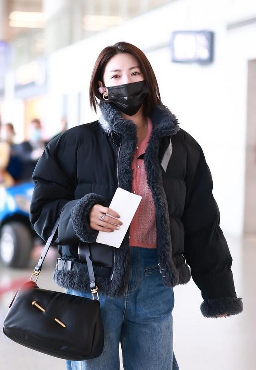 张雨绮短款外套搭宽松牛仔裤摩登时尚洒脱随意