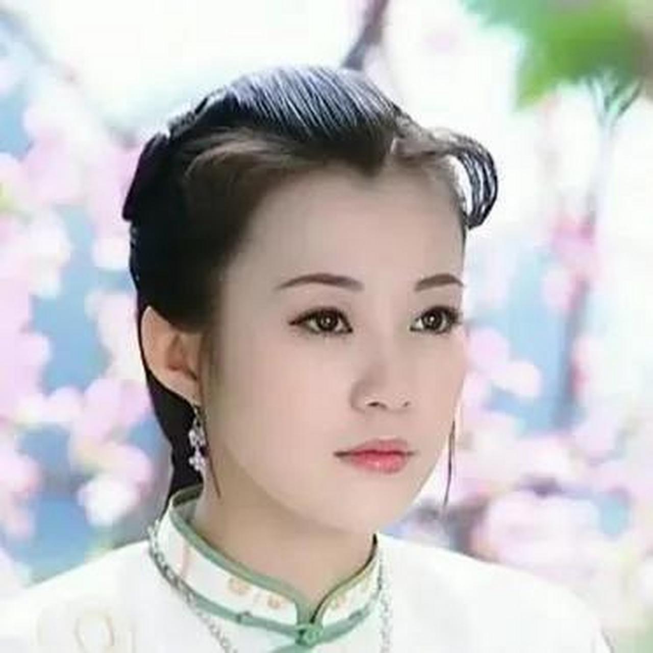 从年轻时的照片上可以看出,郝蕾和孙俪颇为神似,不过郝蕾比孙俪还要