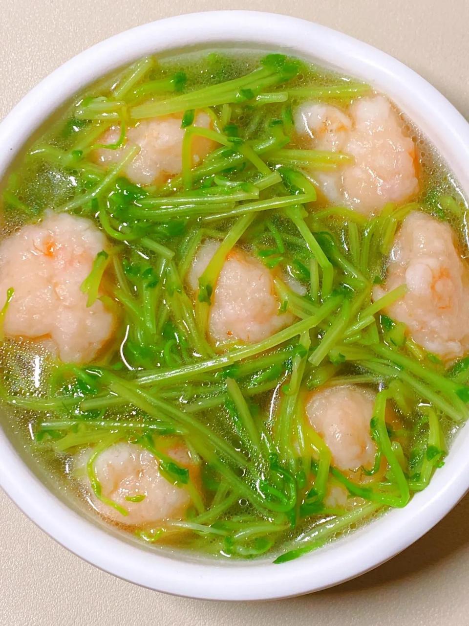 今天分享虾滑豆苗汤!清爽好喝解馋!太适合夏天喝了!